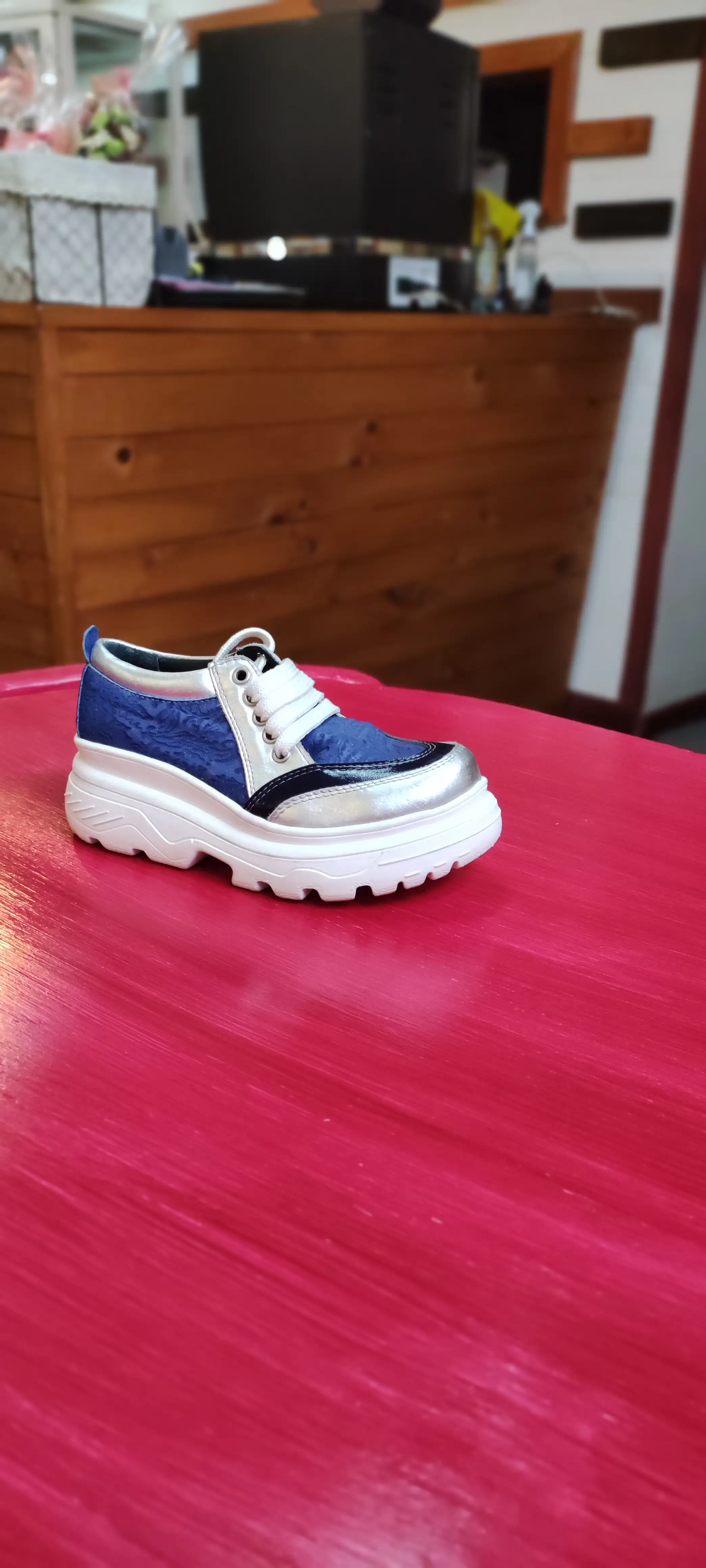 Zapatilla azul con plata y negro