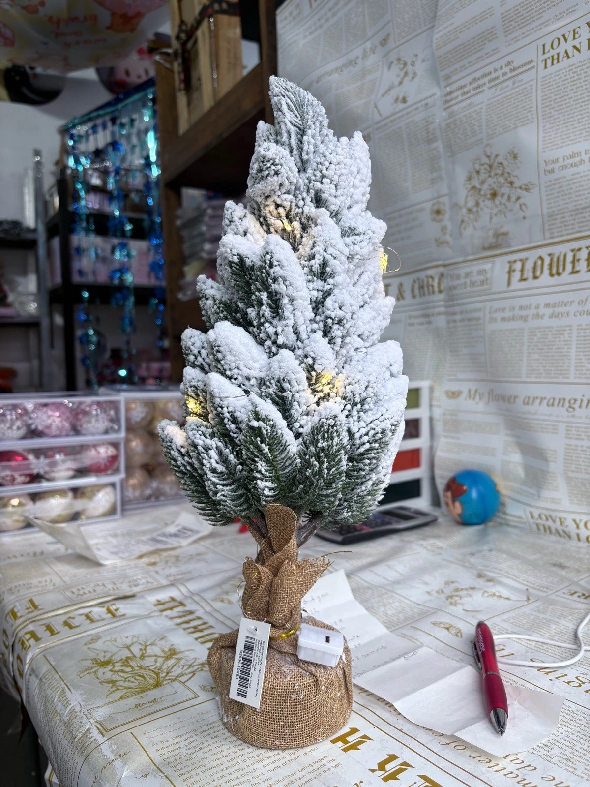 Arbol decorativo con simulacion de nieve y luz led  4