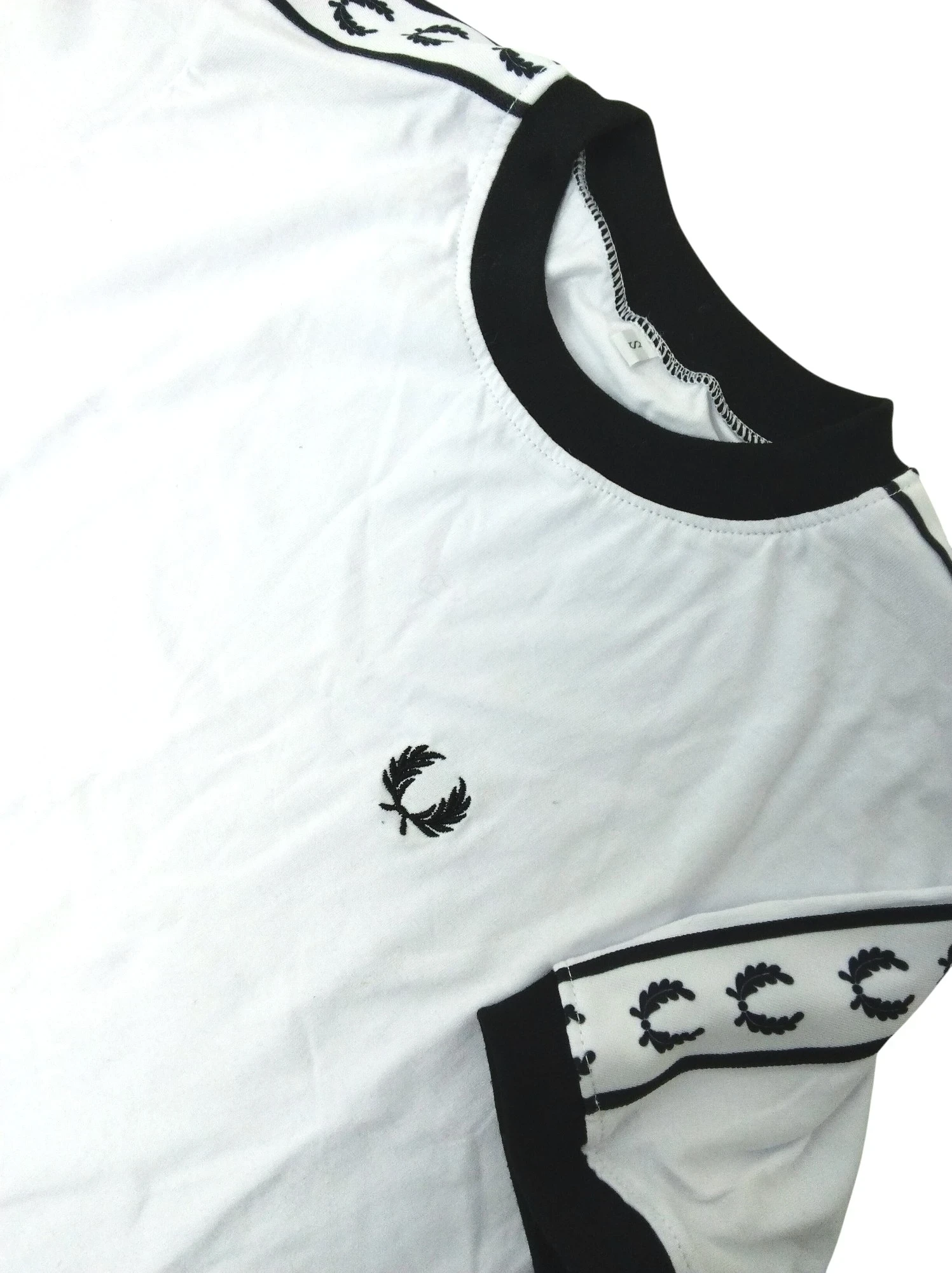 Camiseta blanca con cinta de laureles