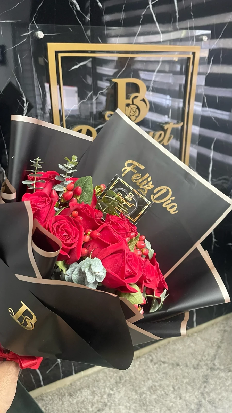 Ramillete mediano con rosas y eucalipto 3