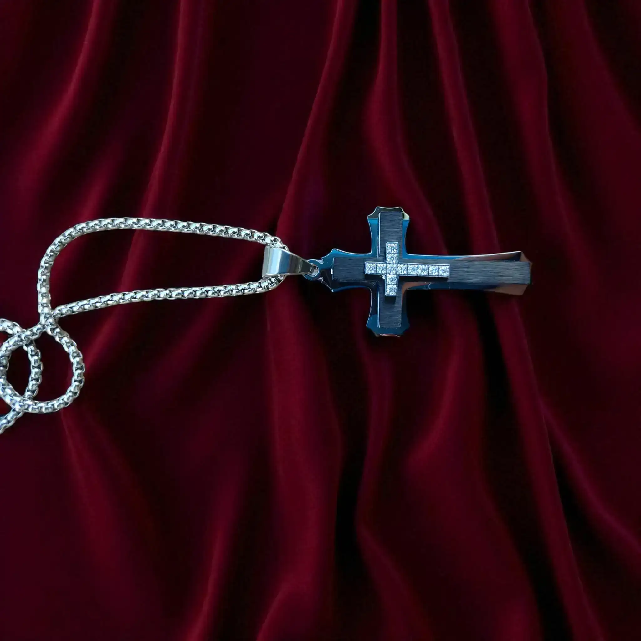 Cadena de Acero Inoxidable con Dije de Cruz Negra y Detalles en Cristales
