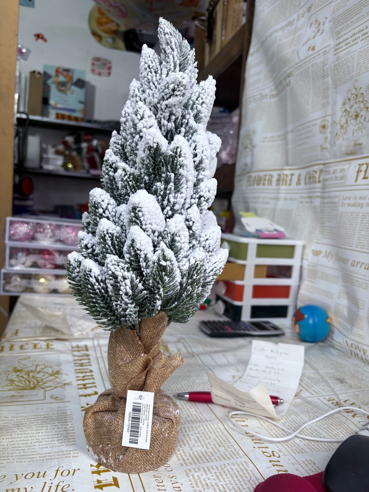 Arbol decorativo con simulacion de nieve y luz led  2