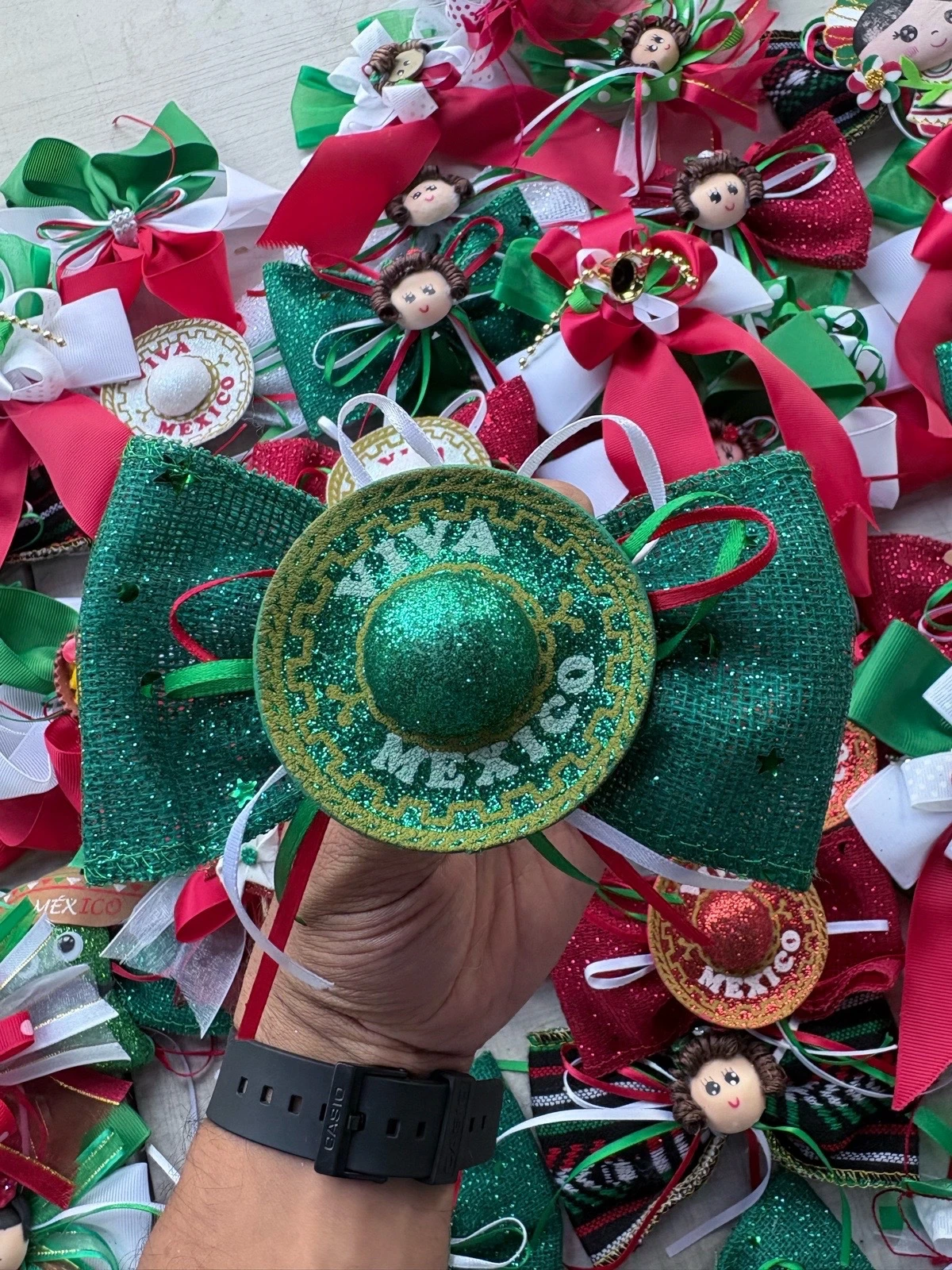 Moño Patrio Mexicano Artesanal con Sombrerito y Cascabeles – Accesorio para Fiestas Patrias 5