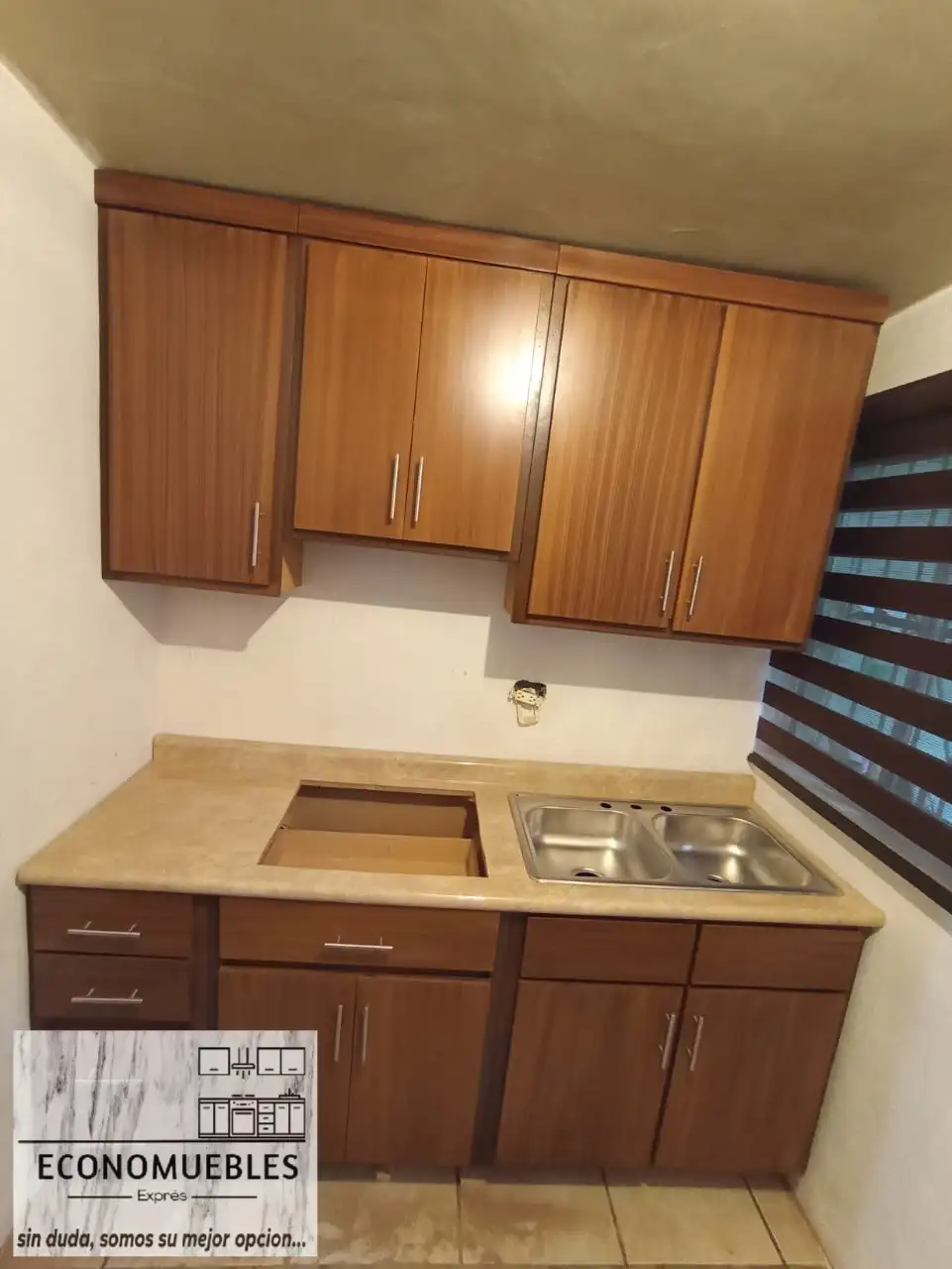 Cocina doble altura color nogal