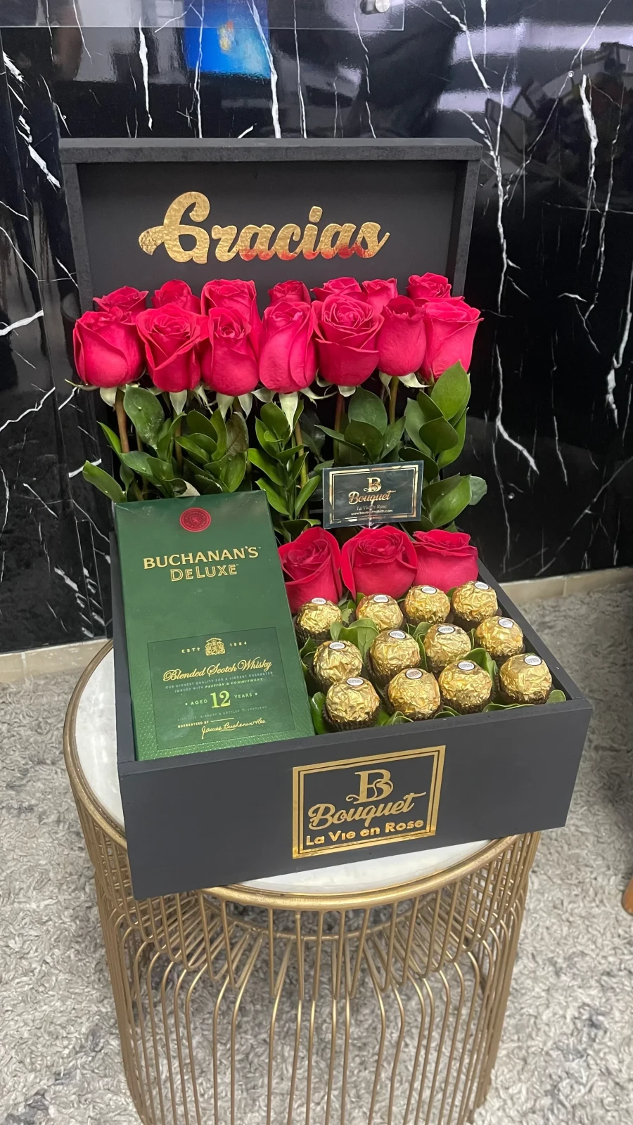 Caja tipo cofre con rosas ferreros y botella de whisky 12 años  2