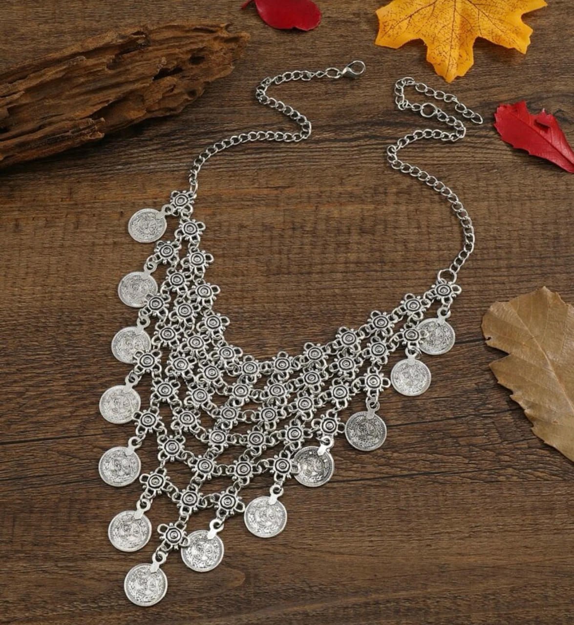 Collar con diseño en escalada y monedas