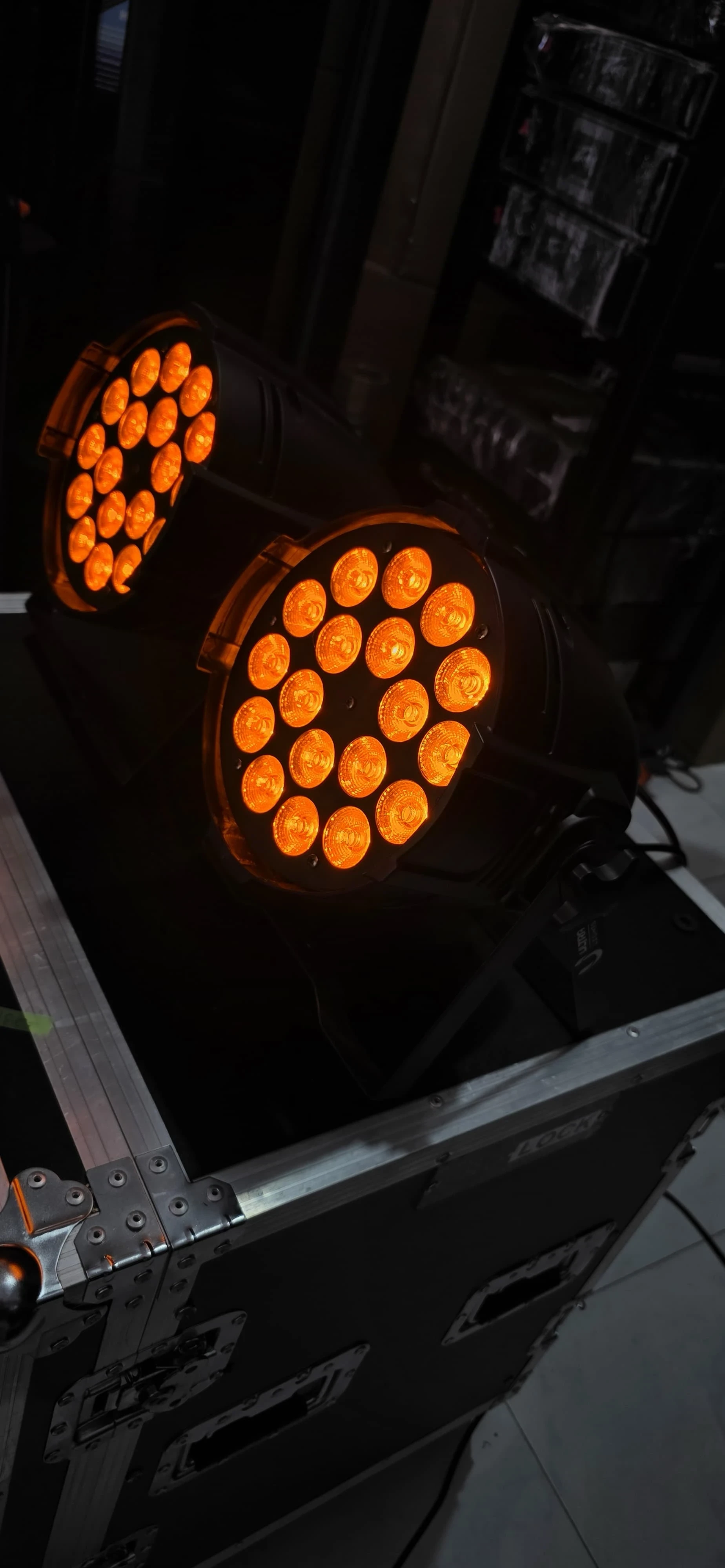 PAR LED "ULTRA LIGHT" 18X18W 6 EN 1 RGBWA+UV 😎💪🏻 ESTRUCTURA DE METAL  2