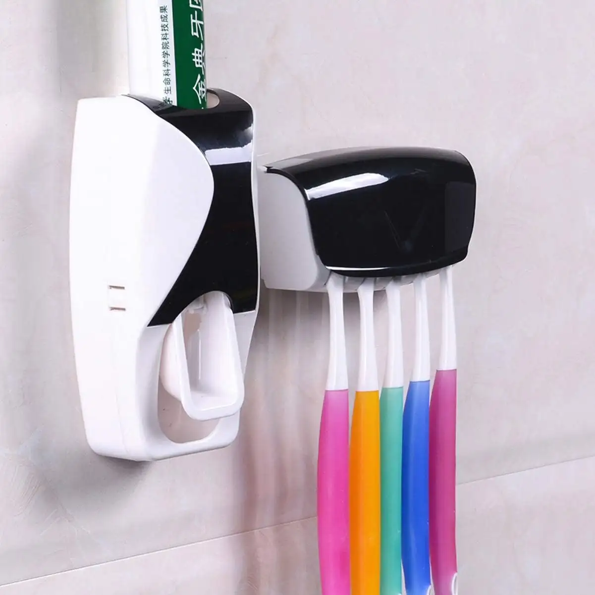 Dispensador de pasta y cepillos. 