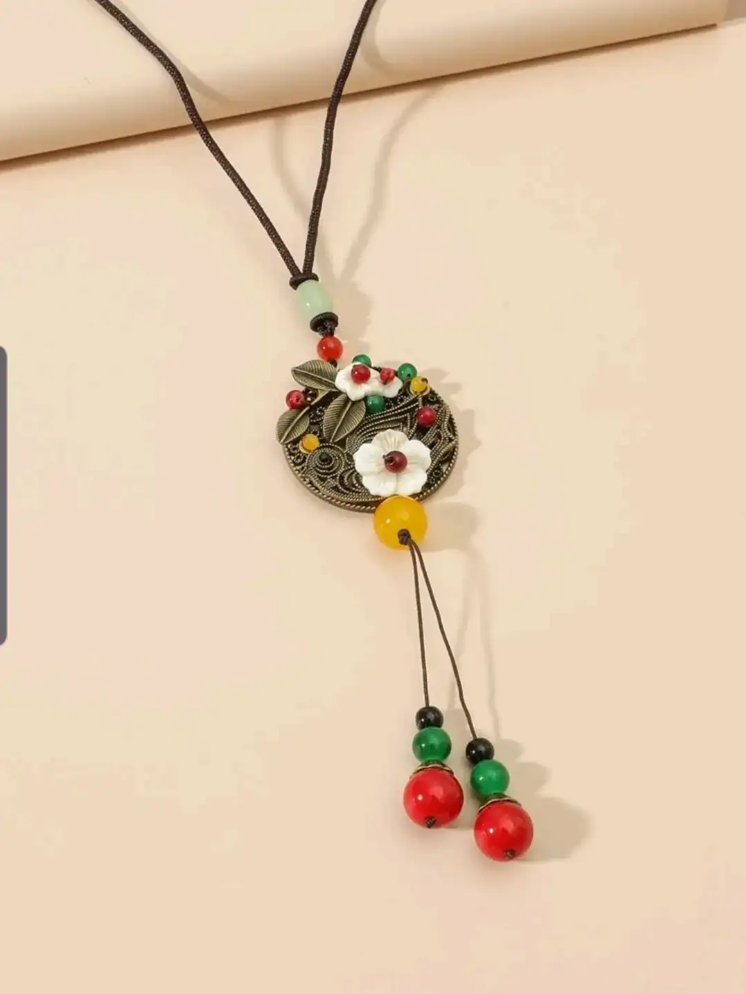 Collar con placa cobre, flores y cuentas de colores
