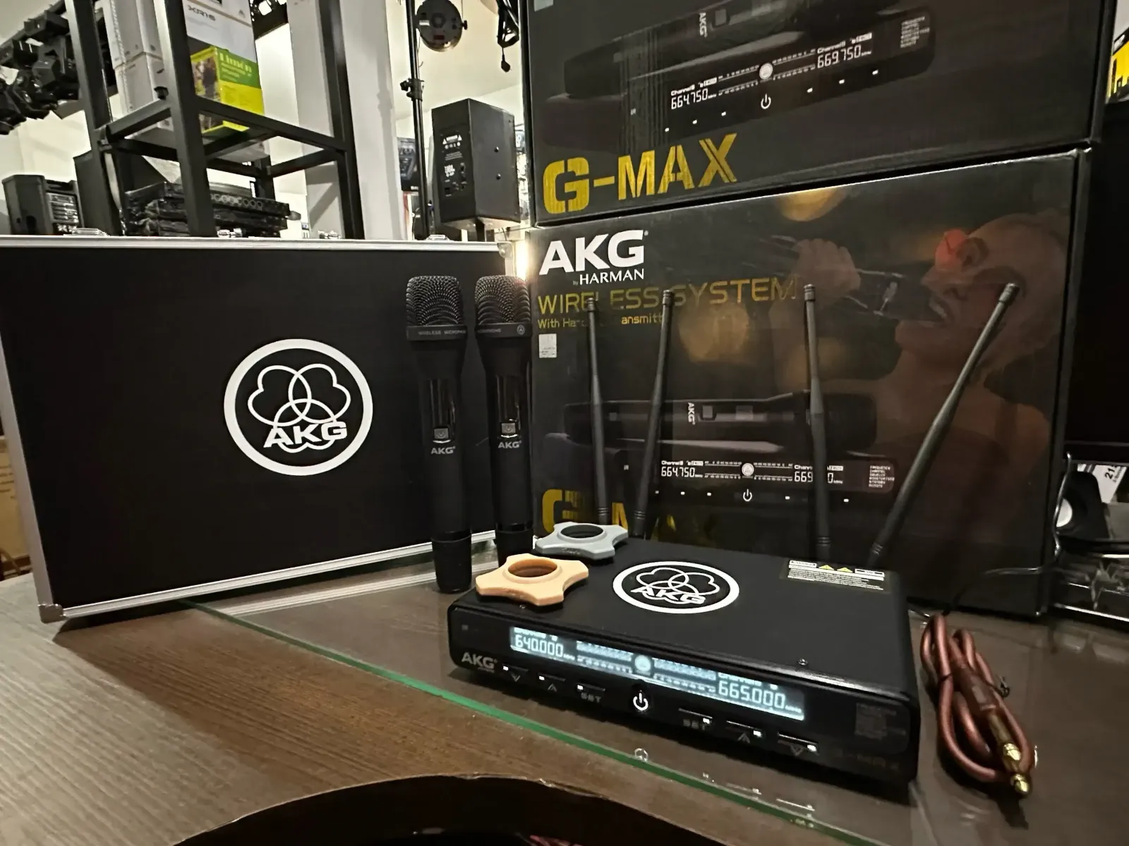 AKG G-MAX BY HARMAN EL AKG G-MAX suoer al akg duos, tiene frecuencia cambiable ademas de estructura metalica en los microfonos y el receptor, tiene una distancia real de 179 Metros, incluye pilas AA 4 antenas, conector a corriente, cable plug  El receptor tiene entradas canon y plug  INCLUYE MALETIN DE TRANSPORTE 7