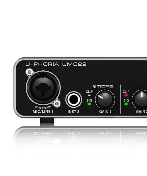💥INTERFA DE AUDIO BEHRINGER UMC22💥  NUEVOS Y SELLADOS DE CAJA  PEDIDOS: 69442828  La Behringer U-Phoria UMC22 es una interfaz de audio USB con 2 entradas y salidas, entre las que se incluye una entrada Mic/Line, que por un lado tiene un excelente MIDAS Mic Preamp y por otro lado se puede conmutar una alimentación fantasma de +48V. Es adecuado como interfaz de audio para aplicaciones de grabación en casa, para en el camino, y grabar rápidamente una nueva idea o para grabaciones en estudio y en vivo. El Behringer U-Phoria UMC22 también tiene una buena calidad de sonido con una resolución de 16Bit/48kHz.  Behringer U-Phoria UMC22 de un vistazo: Resolución 16bit/48khz 1 jacks combo: XLR / jack de 6,3 mm 1 entrada XLR para instrumentos Previo de micrófono de diseño MIDAS con alimentación fantasma de 48 V Visualización de la señal y del clip Monitorización directa con nivel Salida de auriculares con jack de 6,3 mm Alimentación por bus USB incl. cable USB y software Tracktion 3