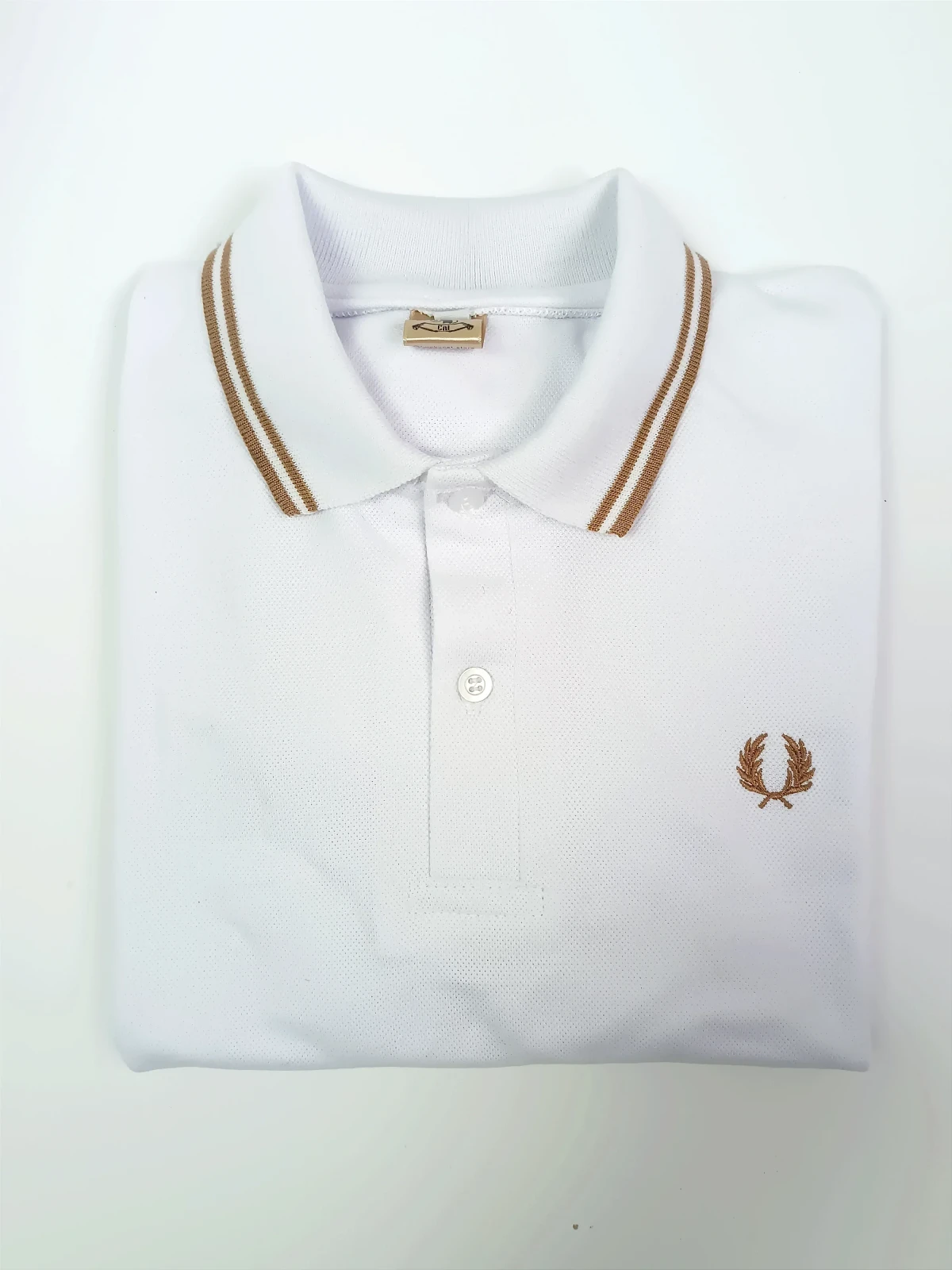 Camisa polo blanco con dorado  2