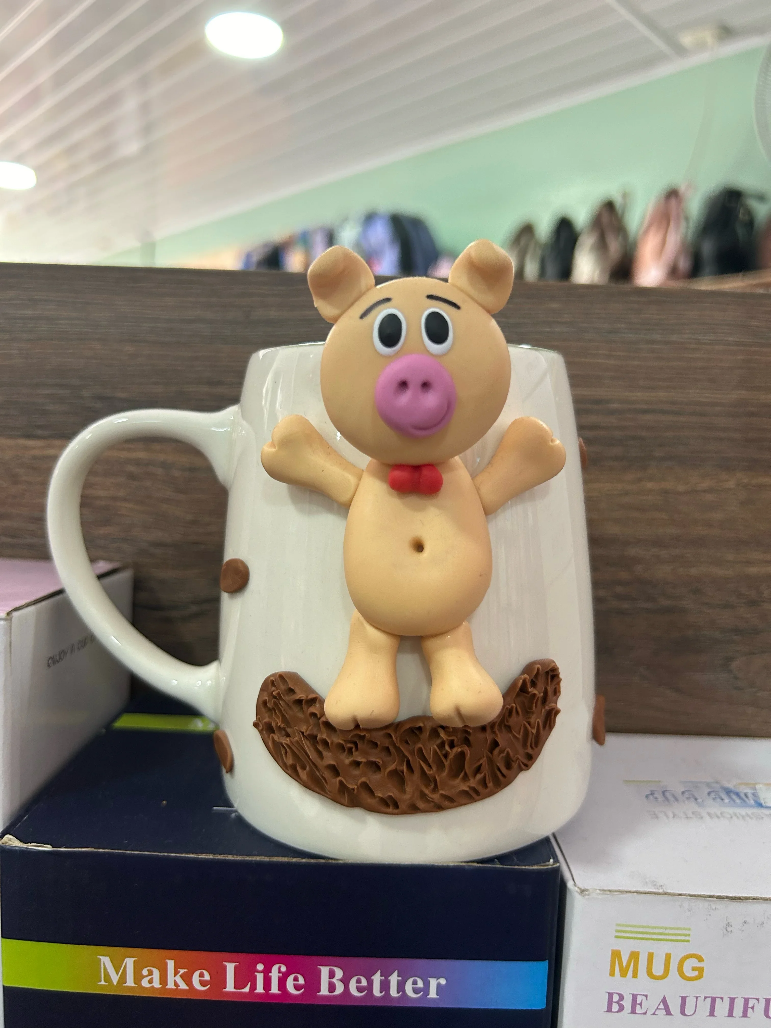 Taza con figura de porcelana