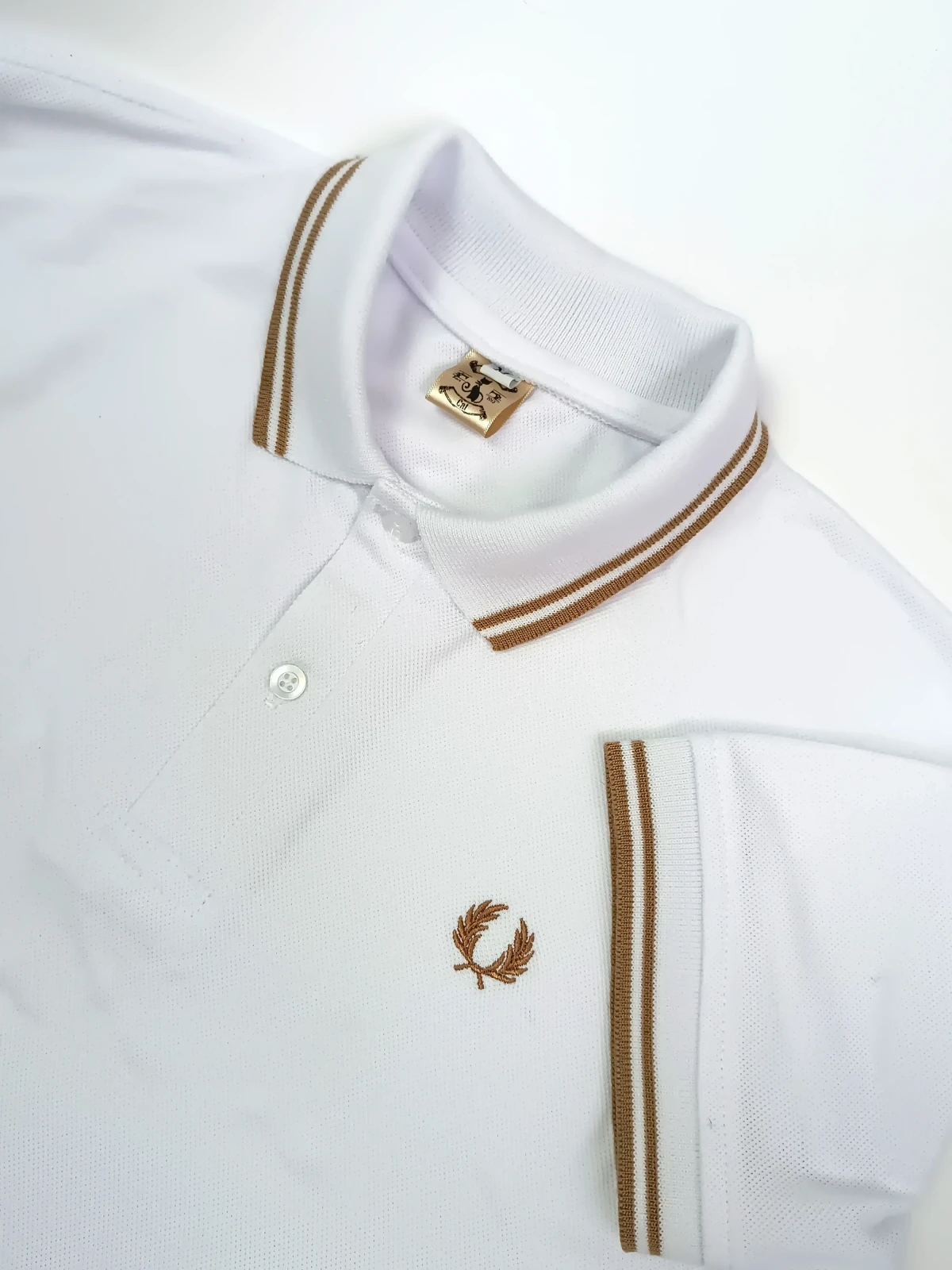 Camisa polo blanco con dorado 