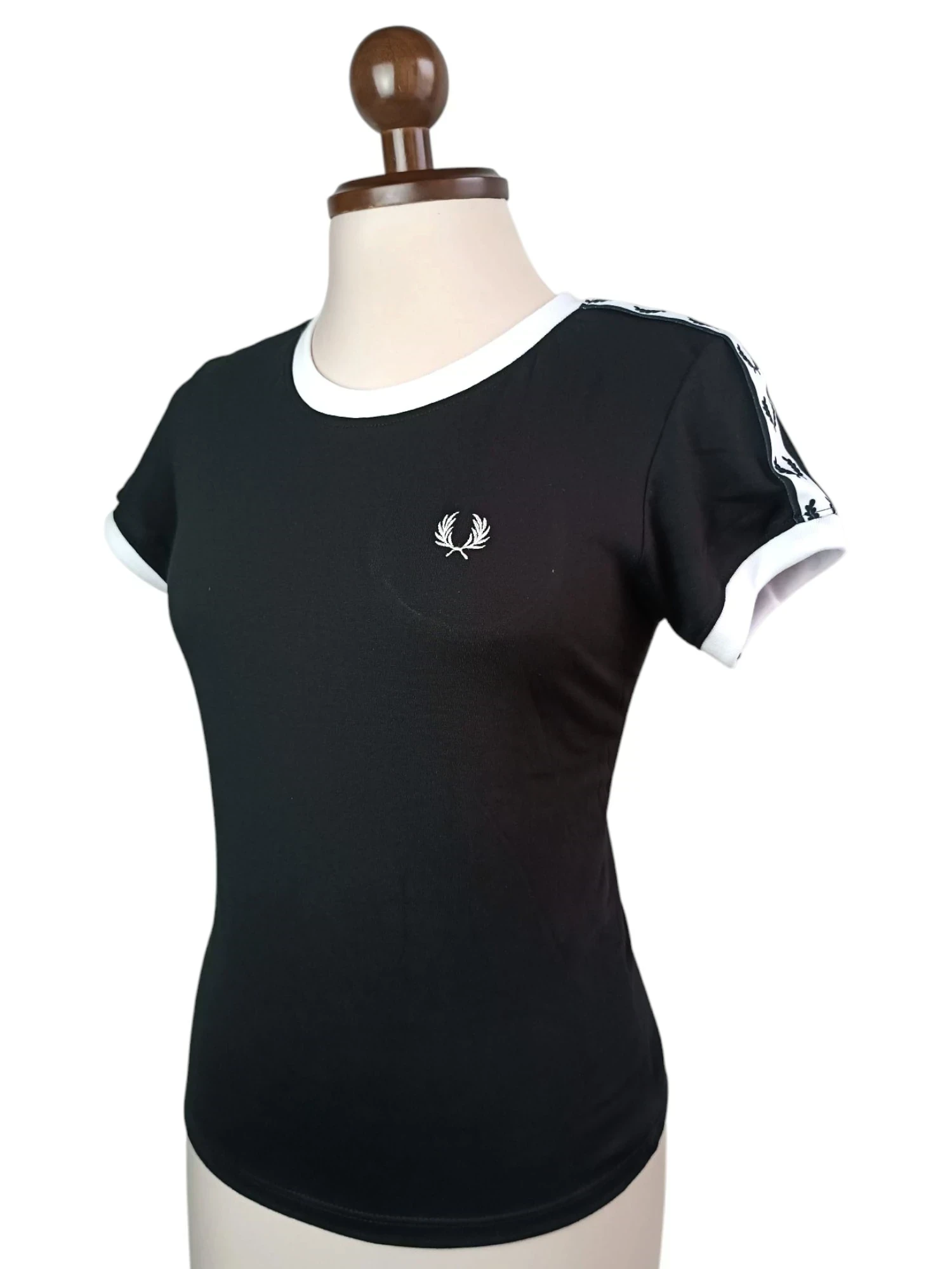 Camiseta negra con laureles