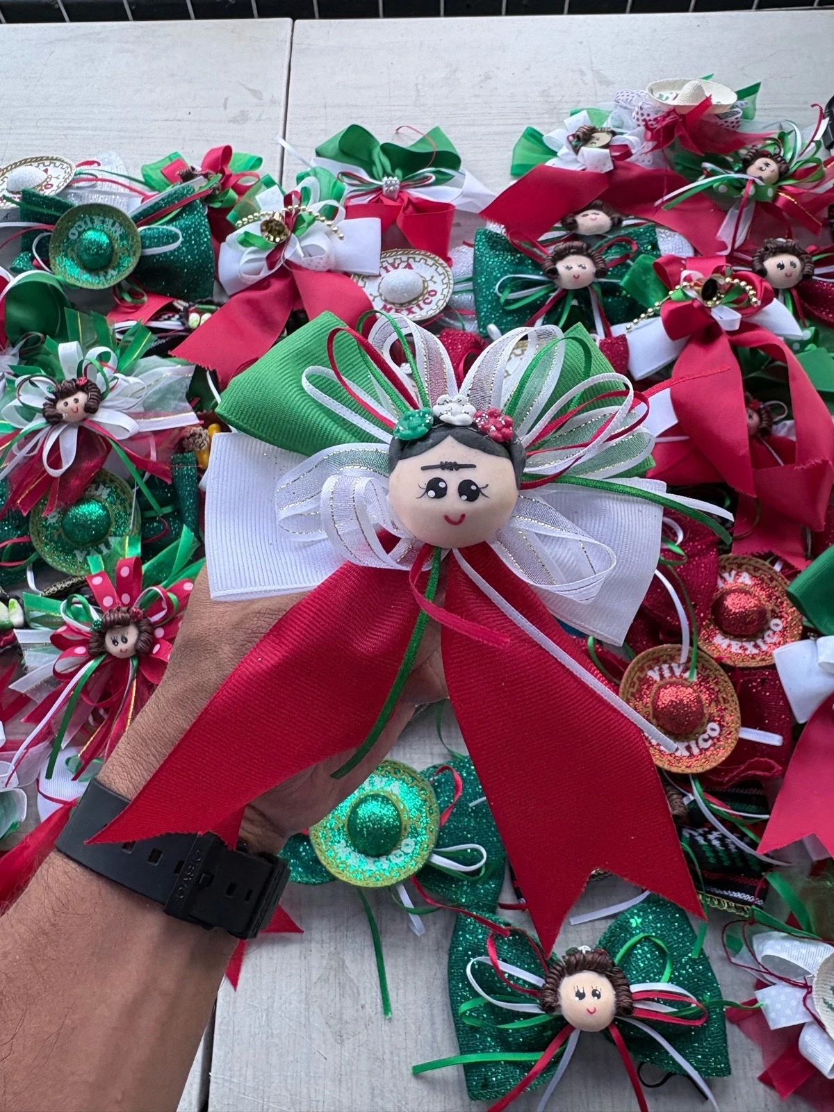 Moño Patrio Mexicano Artesanal con Sombrerito y Cascabeles – Accesorio para Fiestas Patrias 3