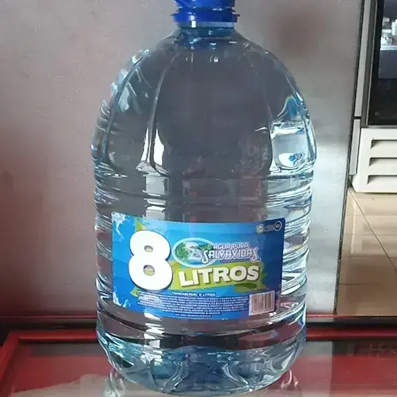 Agua salvavidas de 8 litros 