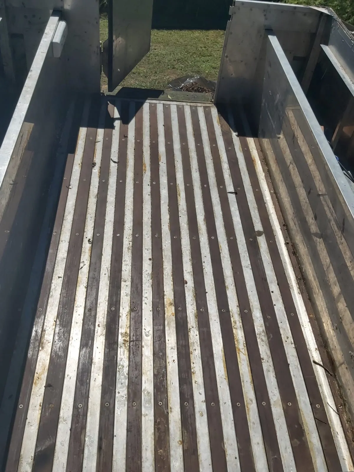 Ese es el carro carpa, le falta la estructura de caño y la lona 2