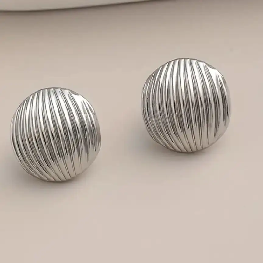 Aretes redondos plateados 