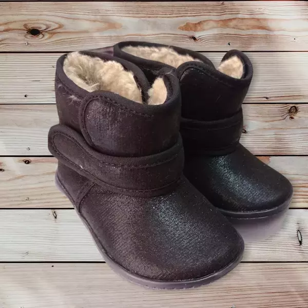 Bota negra de piel para niña. 
