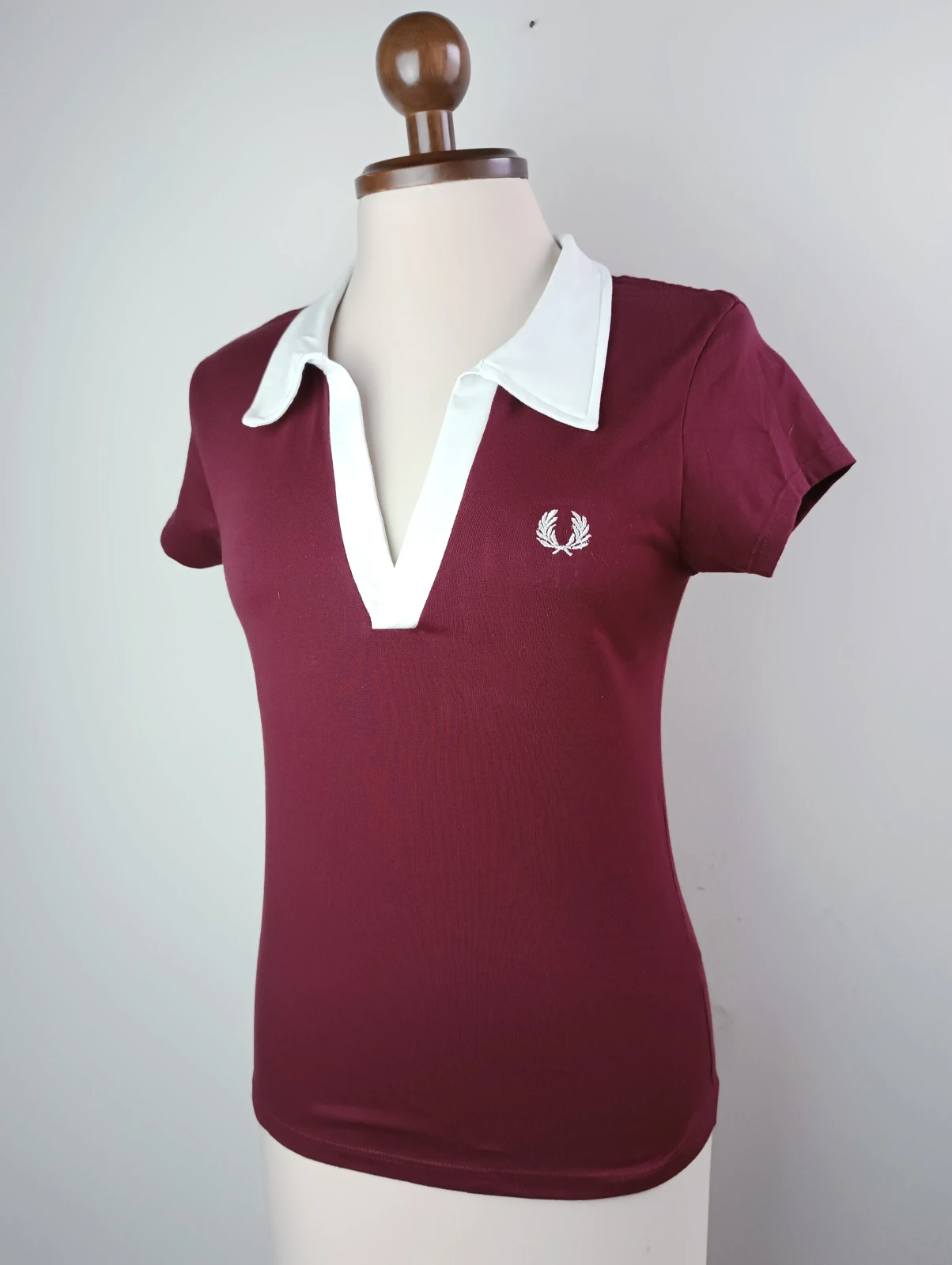 Camisa vinotinto con cuello blanco 