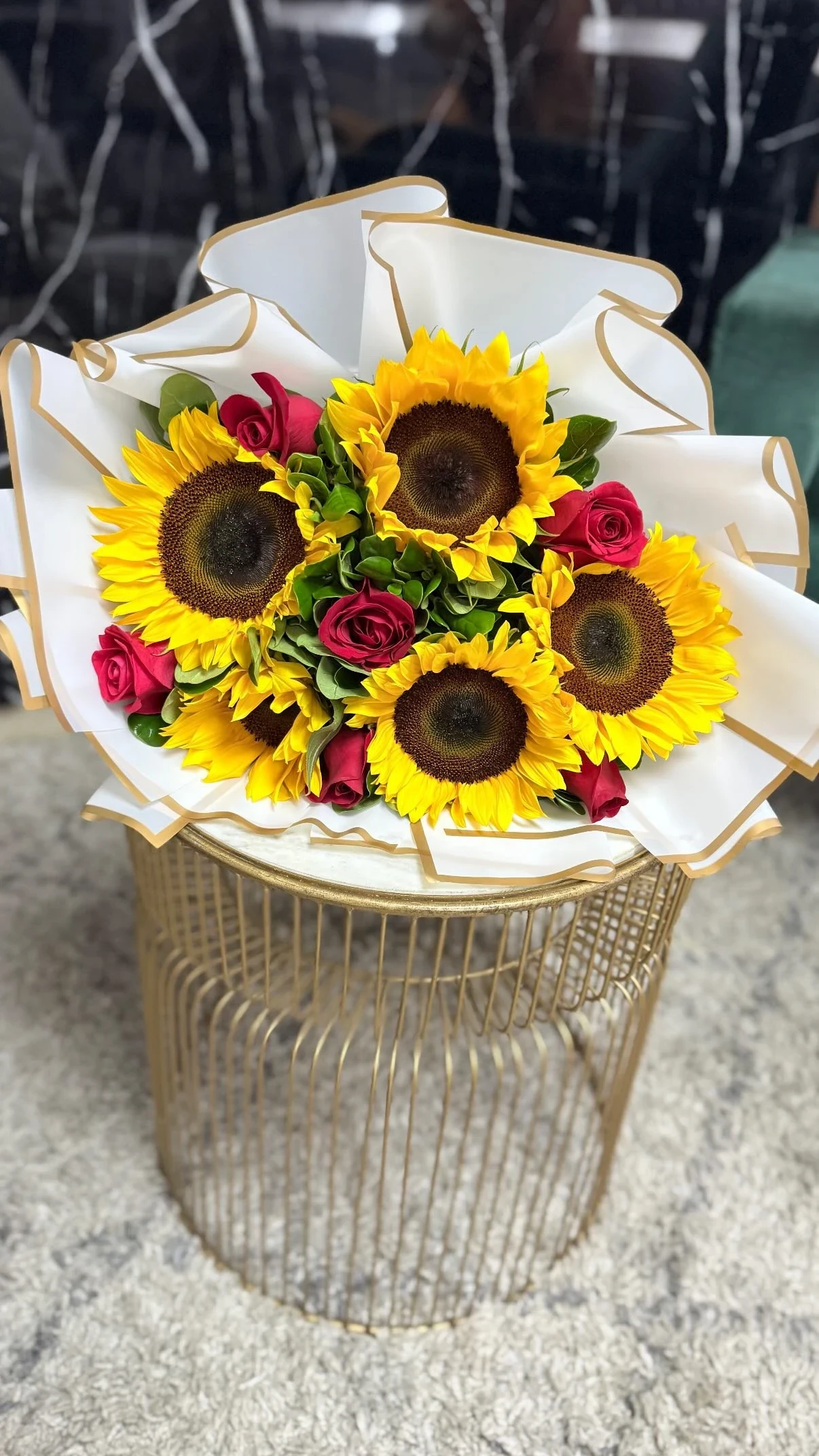 Ramillete de roaas y girasoles 