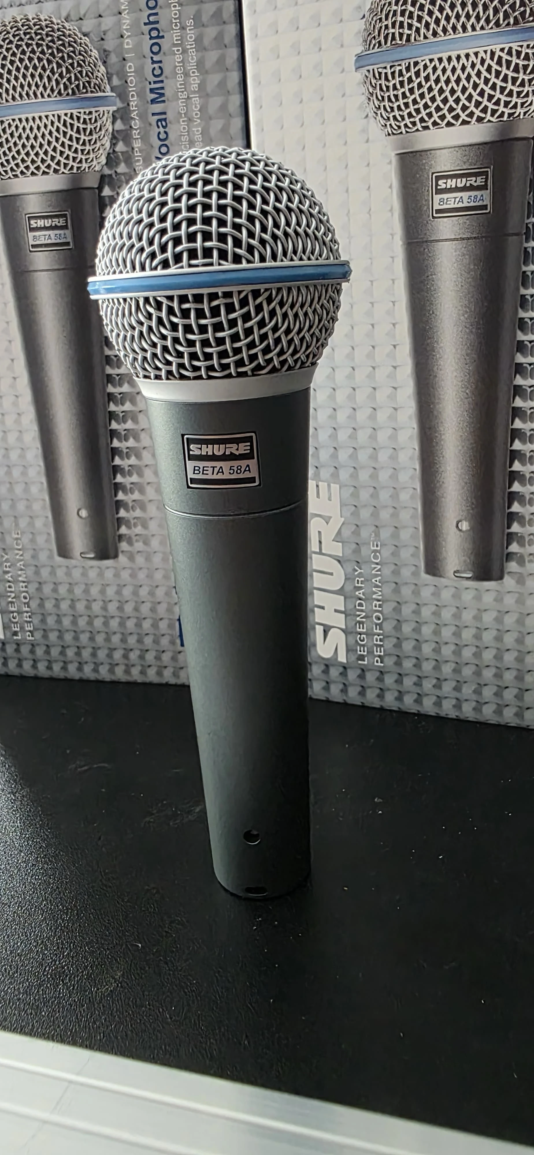 MICROFONO ORIGINAL MEXICANO  BETA 58A🎤🎤🎤           PRECIO 450BS 💵  Vocal supercardioide  Avanzado sistema antigolpes neumático que minimiza la transmisión de ruidos mecánicos y vibraciones. Rejilla de acero templado que resiste golpes y maltrato. Excelente para voces al vivo. Sonido rico. Completo. Sofisticado. ¿Tu micrófono está a la altura de tu voz? Durante décadas, el BETA®️ 58A ha sudado la gota gorda, situando la voz como protagonista en los escenarios más grandes del mundo. Para un sonido que conquiste a todo el público, este es tu micrófono ideal. 4