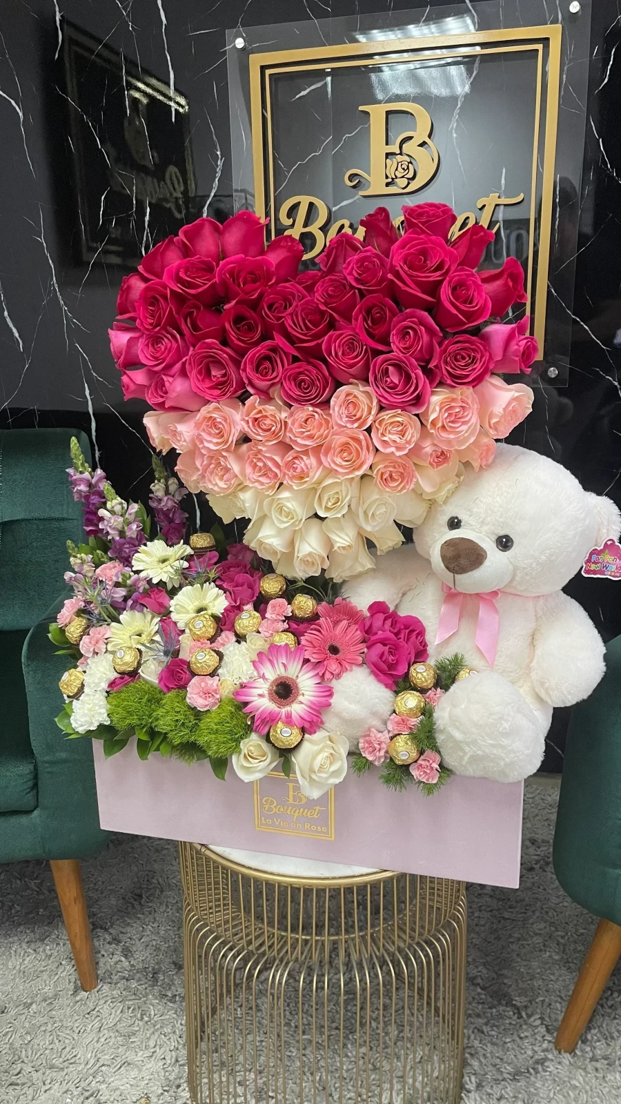Corazon elevado degradado con jardin y peluche 3