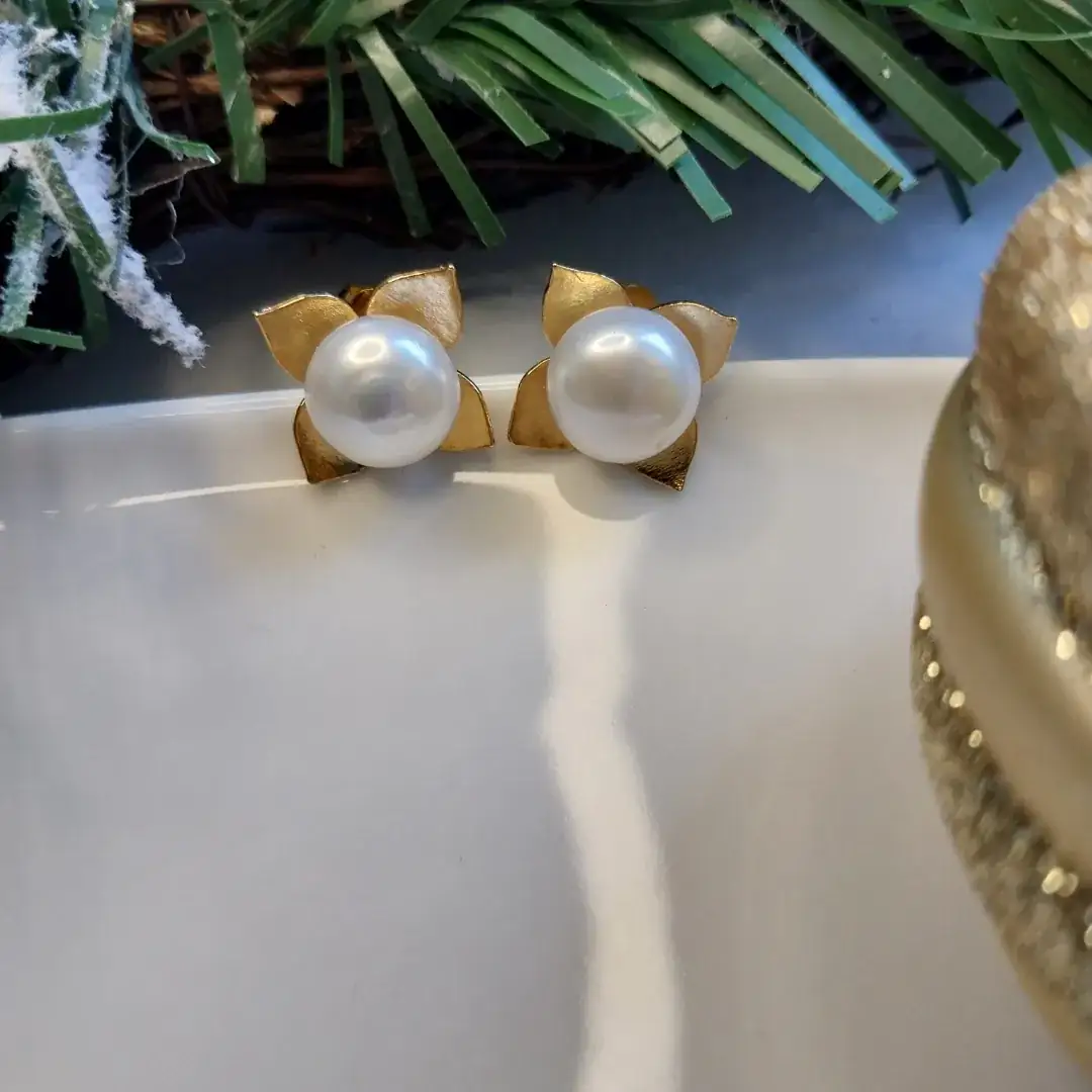 Aretes de cuatro pétalos