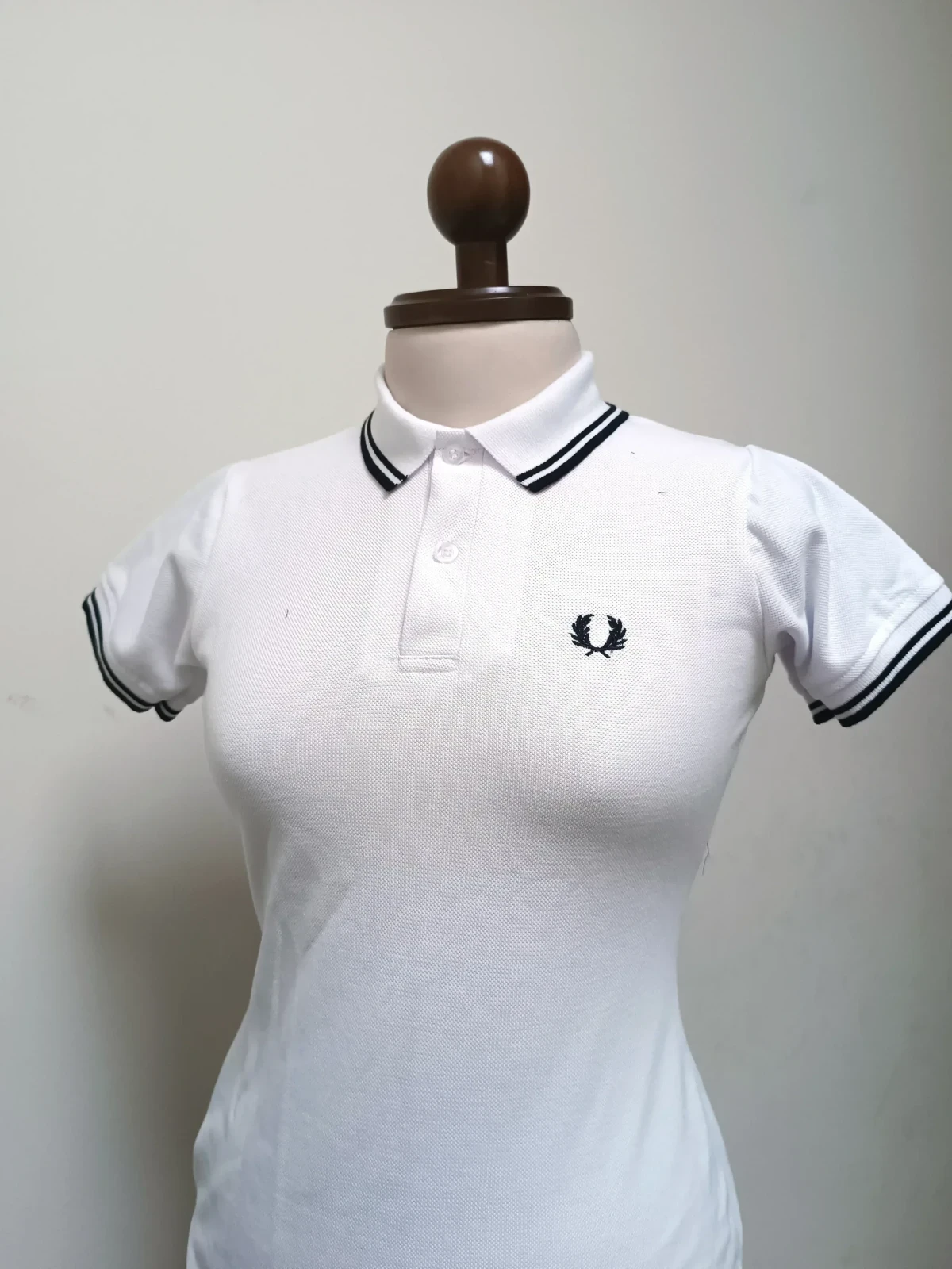 Camisa polo blanca con linea negra 