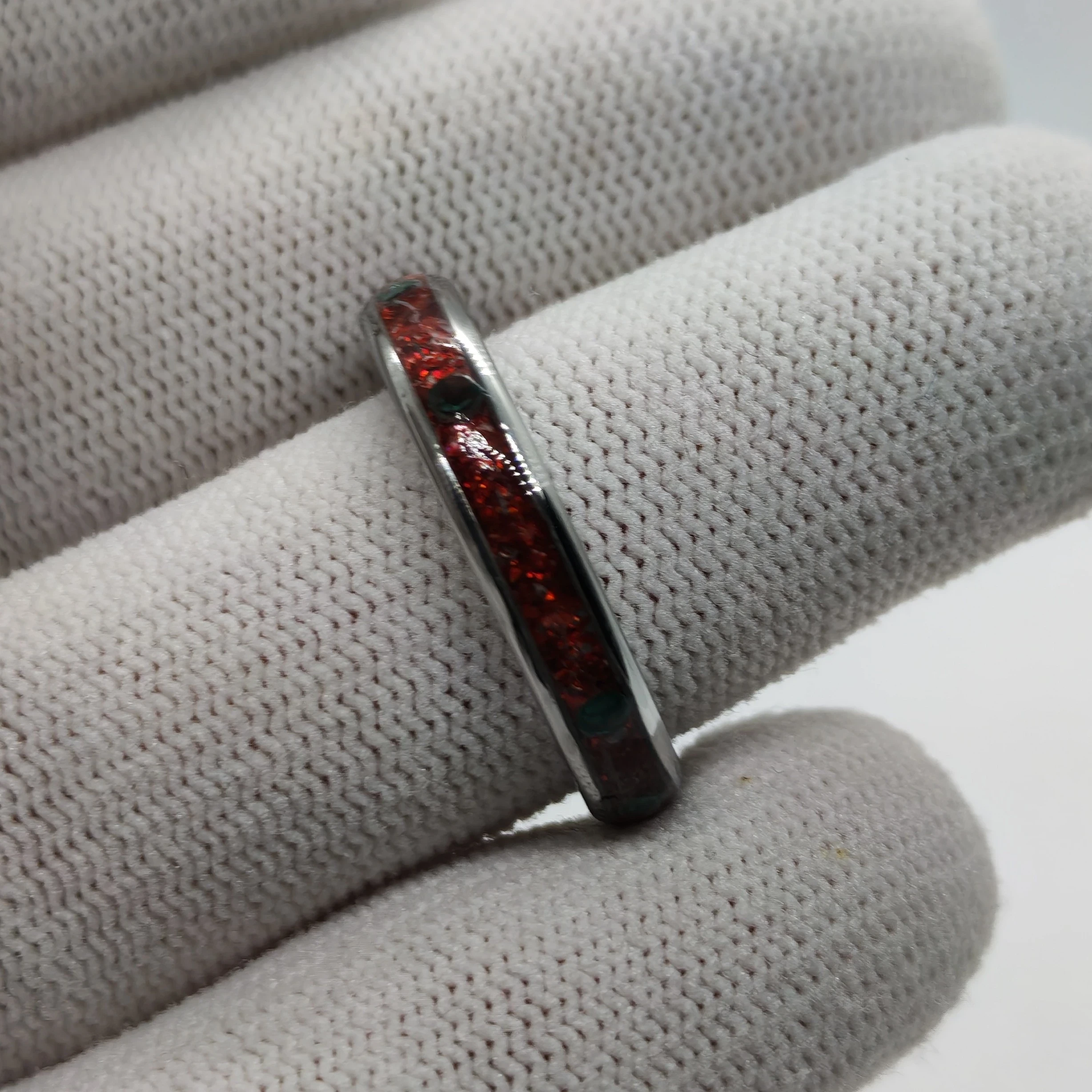 Anillo talla 9.5 de Esmeraldas y Mica Roja. 3