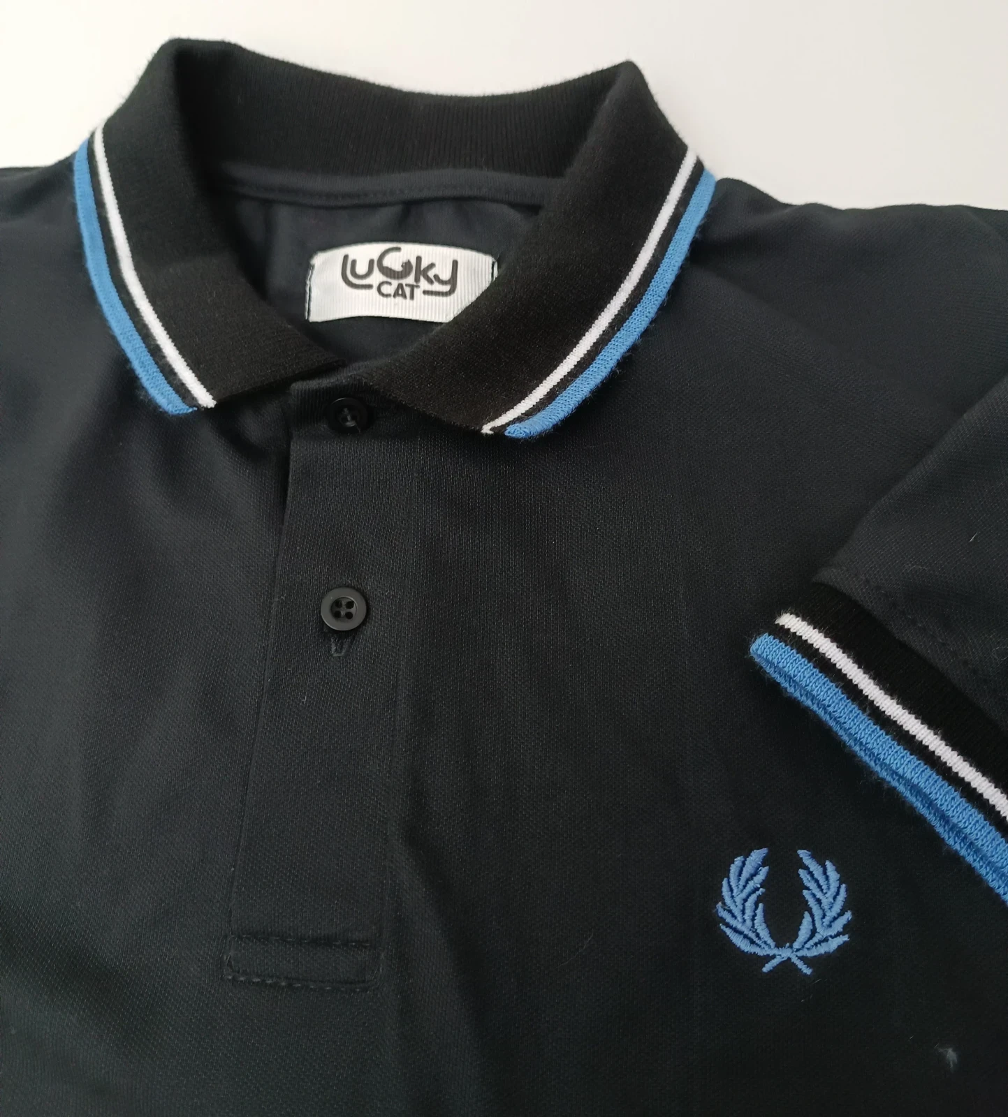 Camisa polo negra con blanco y celeste 