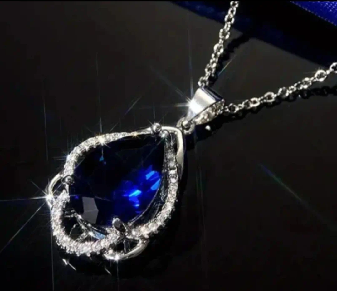 Dije con cadena sale