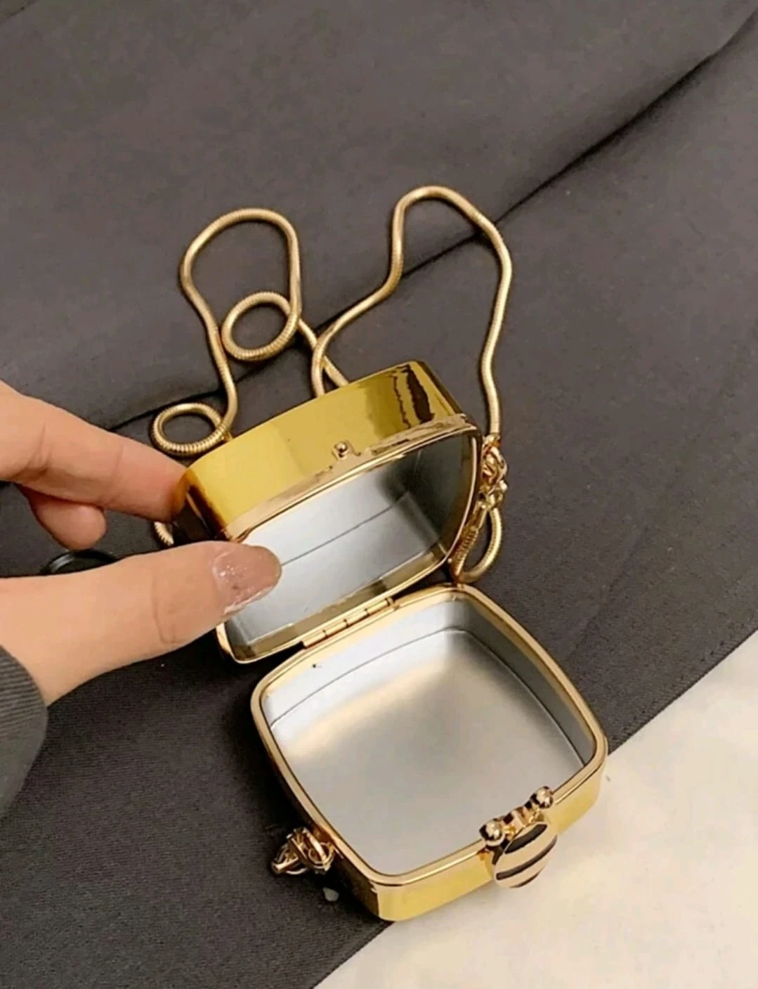 Bolso en tendencia acrílico, tipo metal  2