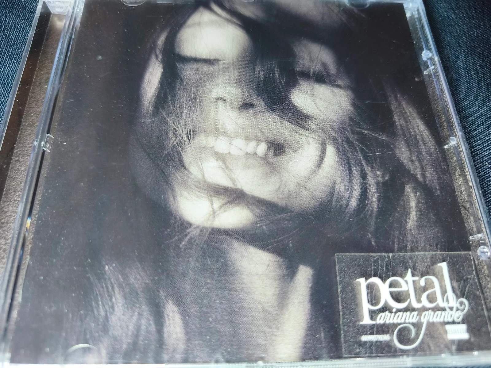 Ariana Grande - Petal (ARGENTINA)