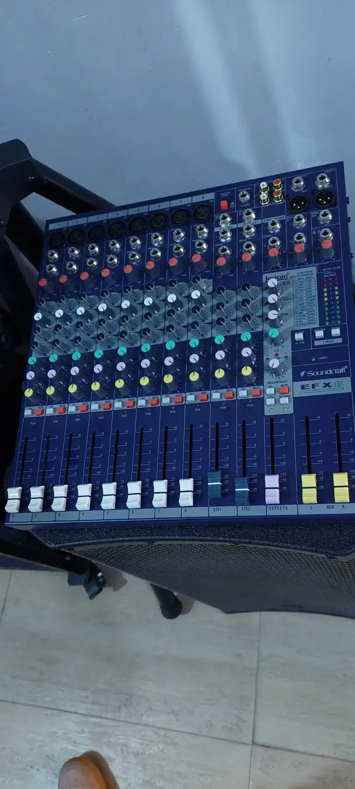 MODELO: Soundcraft EFX8   : 💥 La serie Soundcraft EFX ™ combina todas las características del popular mezclador Soundcraft EPM ™ con un procesador de efectos Lexicon® digital de 24 bits incorporado, expandiendo la gama compacta polivalente de bajo costo Soundcraft.  Recomendado para: Casas de Culto, Locales de Música, Músicos y Bandas, Teatros.  El mezclador Soundcraft EFX utiliza el mismo procesador AudioDNA® presentado en muchos de los equipos externos Digitech® y Lexicon, incluido el muy respetado procesador Lexicon MX400. Con más de 35 años de experiencia, el nombre Lexicon es sinónimo de la mejor reverberación y procesamiento en el negocio, asegurando los mejores efectos de calidad que generalmente no se encuentran en una consola a este nivel de precio.  La sección de Efectos encaja perfectamente en el marco compacto de los mezcladores que está disponible en 8 o 12 variantes de entrada mono, ambas con 2 canales estéreo y un envío de efectos en cada canal. Hay 32 efectos para elegir con una función tap tempo, 3 controles de parámetros de efectos y una instalación de tienda de configuración de efectos de usuario. Un LED de clip de nivel de canal de efectos y función Mute le da al usuario aún más flexibilidad.  El énfasis con Soundcraft EFX es muy firme en la construcción de calidad y el rendimiento de audio, con una superficie de control fácil de entender en línea con la gama profesional Soundcraft. El Soundcraft EFX utiliza el amplificador de micrófono GB30 altamente transparente (diseñado por Graham Blyth para el 30 aniversario de la compañía y también utilizado en las consolas profesionales más grandes LX7ii y GB). El Soundcraft EFX también ofrece todas las características del Soundcraft EPM. un conector auxiliar aux, XLR y conectores de jack metálico de ¼ "configurables, entradas de reproducción estéreo RCA phono y salidas de grabación, ecualizador de 3 bandas con barrido medio en las entradas mono, ecualizador de 3 bandas en las 2 entradas estéreo, tomas de inserción TRS, inserta en todas las entradas mono, medición de salida LED de diez segmentos y salida de auriculares.  Características: Chasis de 8+2 canales. Procesador digital de 24bits integrado Lexicon.  32 Efectos. Alamacenamiento de los ajustes de Tap, Tempo y FX. 1 envio a efectos en cada canal  1 bus auxiliar configurable  Conectores de metal tipo XLR y Jack ¼". Conectores RCA en las entradas estéreo y en las salidas de grabación.  Ecualizador de 3-bandas en canales mono con selección de frecuencia en medios Ecualizador de 3-bandas en entradas estéreo.  Entrada y salida de inserto en todas las entradas mono.  Display de diez segmentos LED para medición de salida. Intuitivo y completo sistema solo.  Salida de auriculares. Fácilmente enrackable. Ajuste preestablecido de Karaoke.
