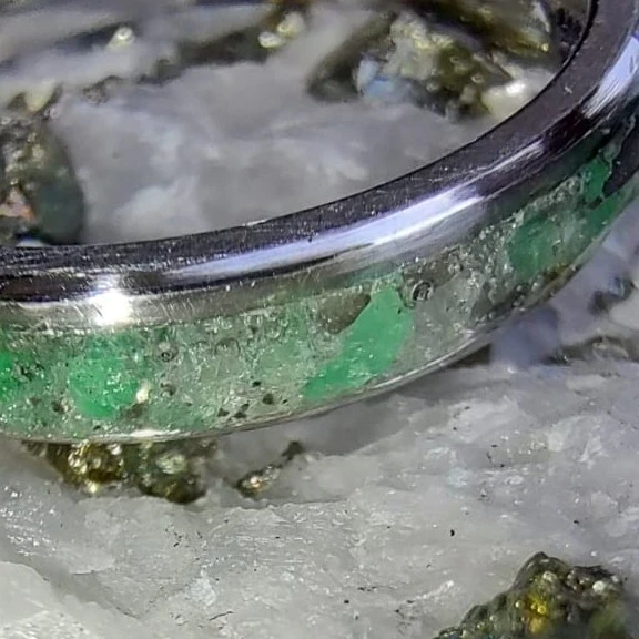 Anillo Relleno de Chispas de Esmeraldas  2