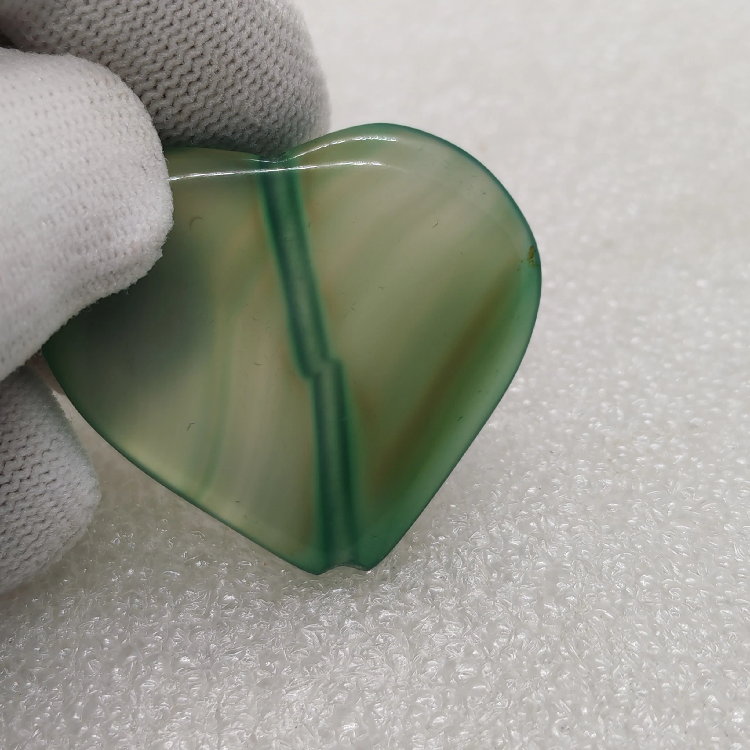 Corazón de fluorita verde natural perforado 2