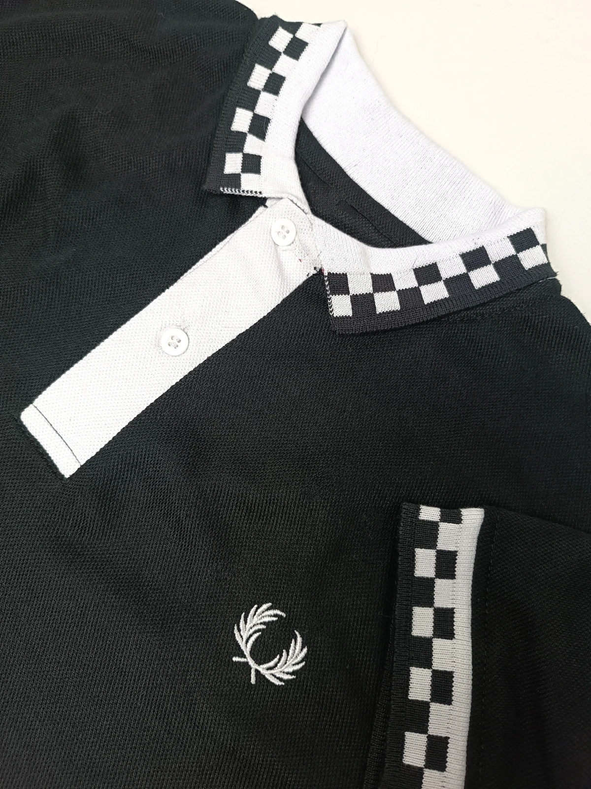 Camisa polo negra cin cuello cuadros 