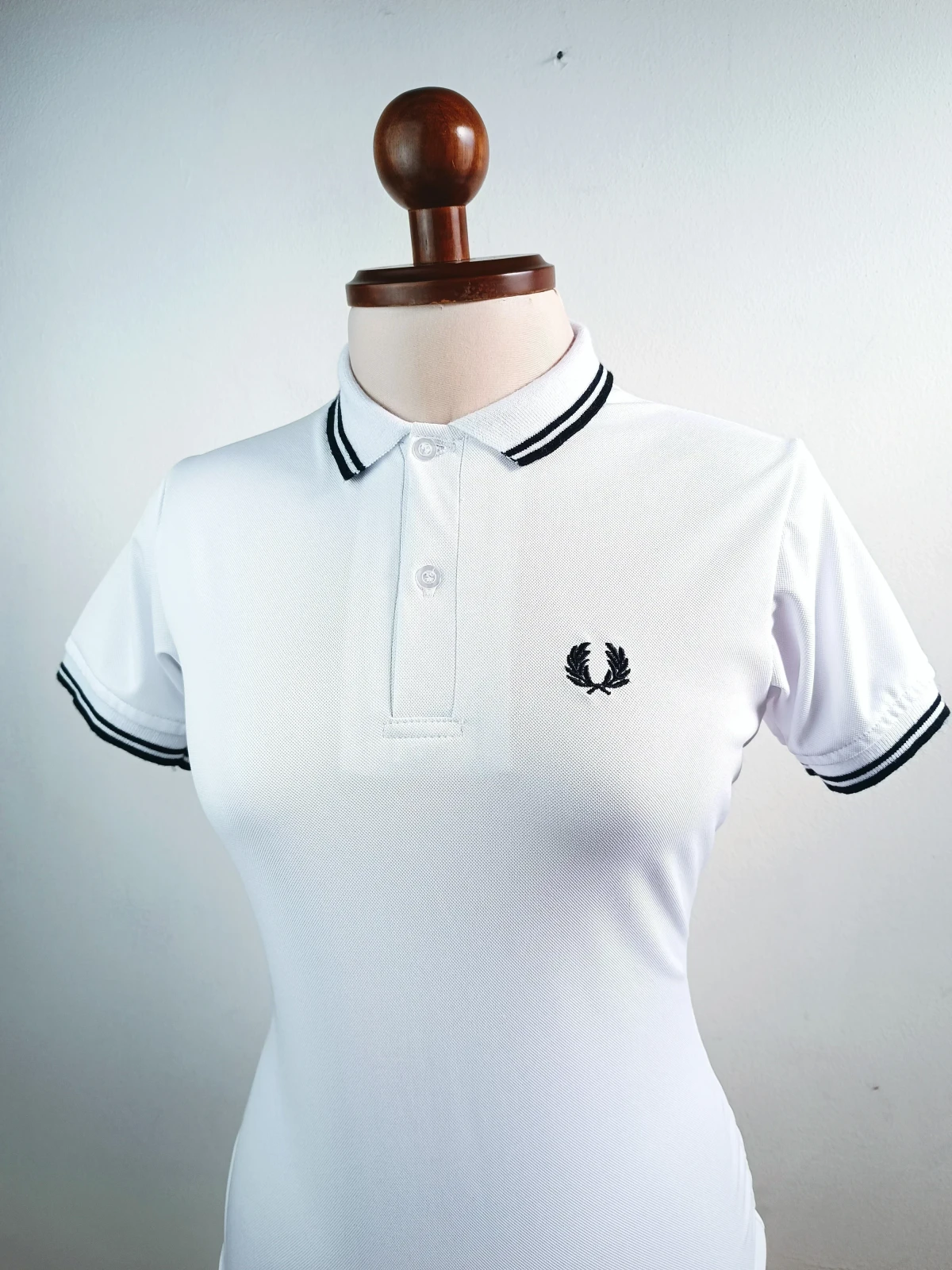 Camisa polo blanca con lineas negras