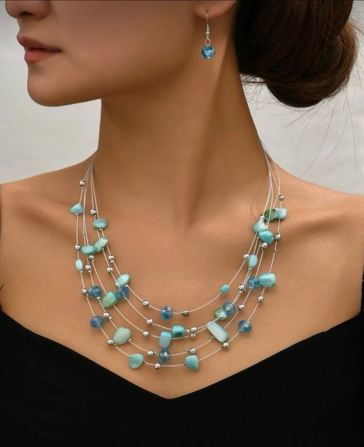 Collar flotante en capas 