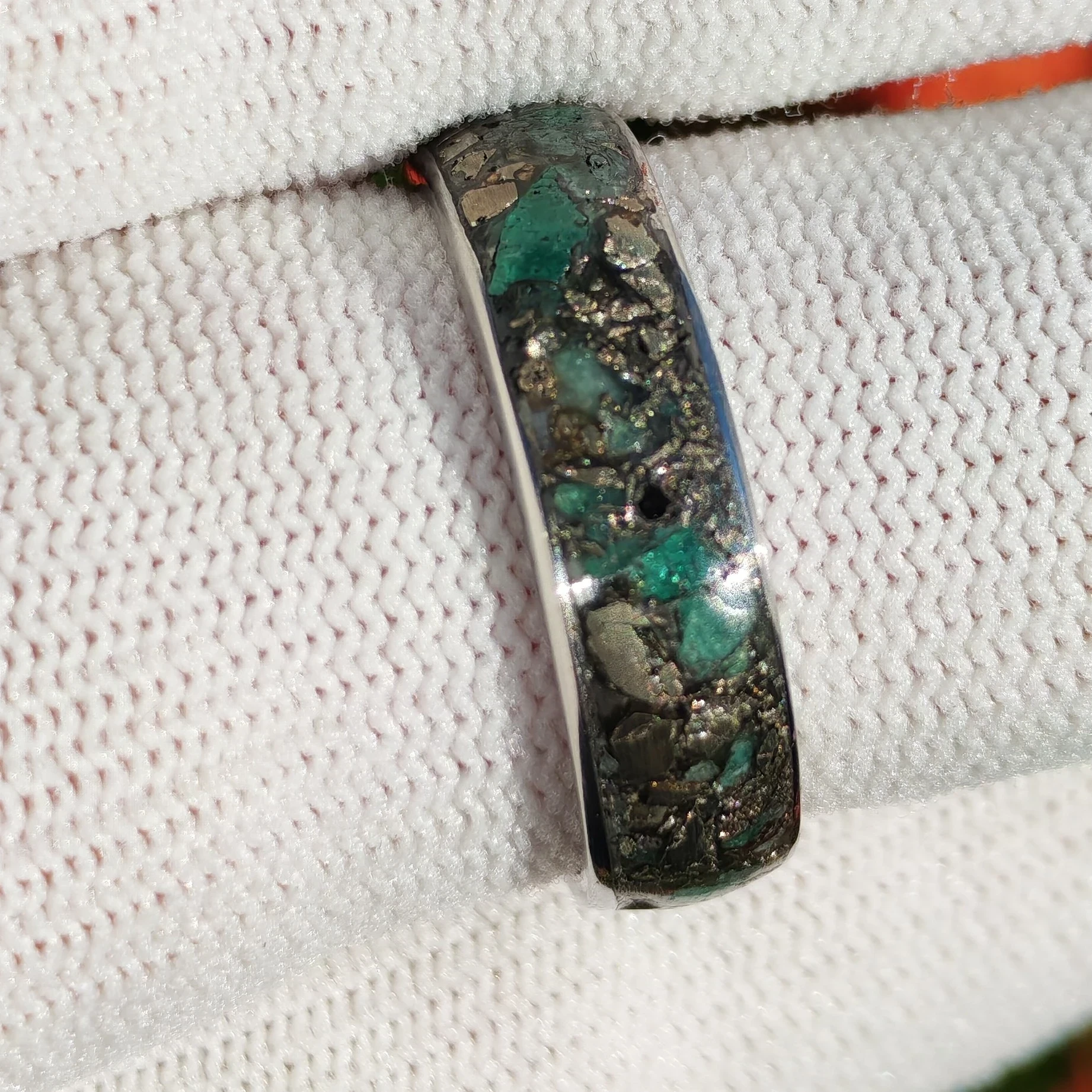 Anillo Acanalado con Esmeraldas y Pirita  2