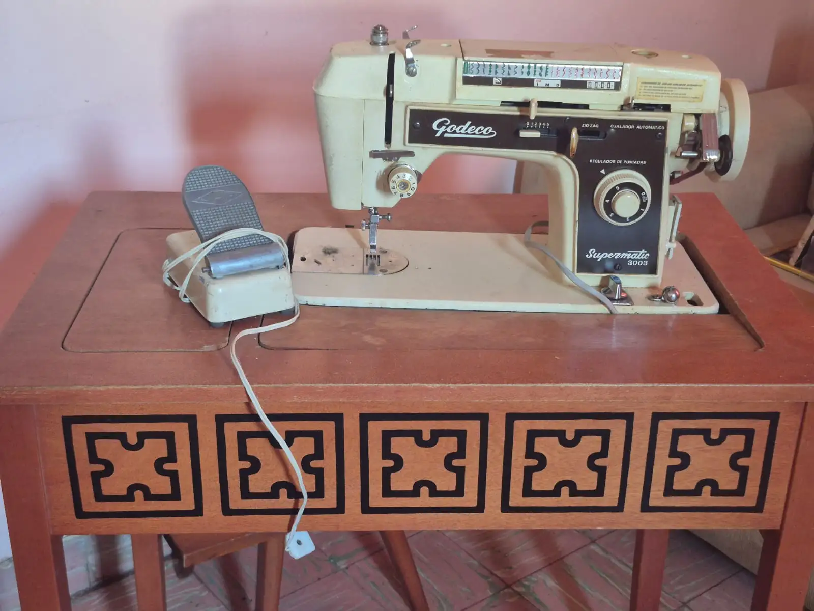 Maquina de coser Godeco con mesa para coser