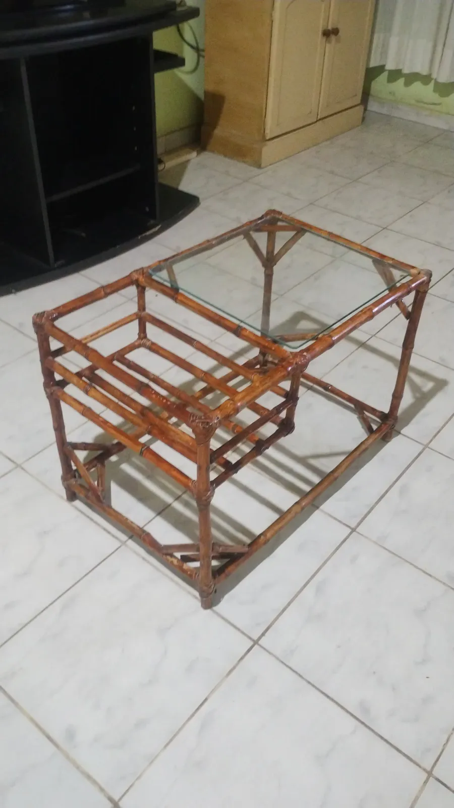 Mesita de caña para interior y exterior, posee vidrio superior (algunos detalles)