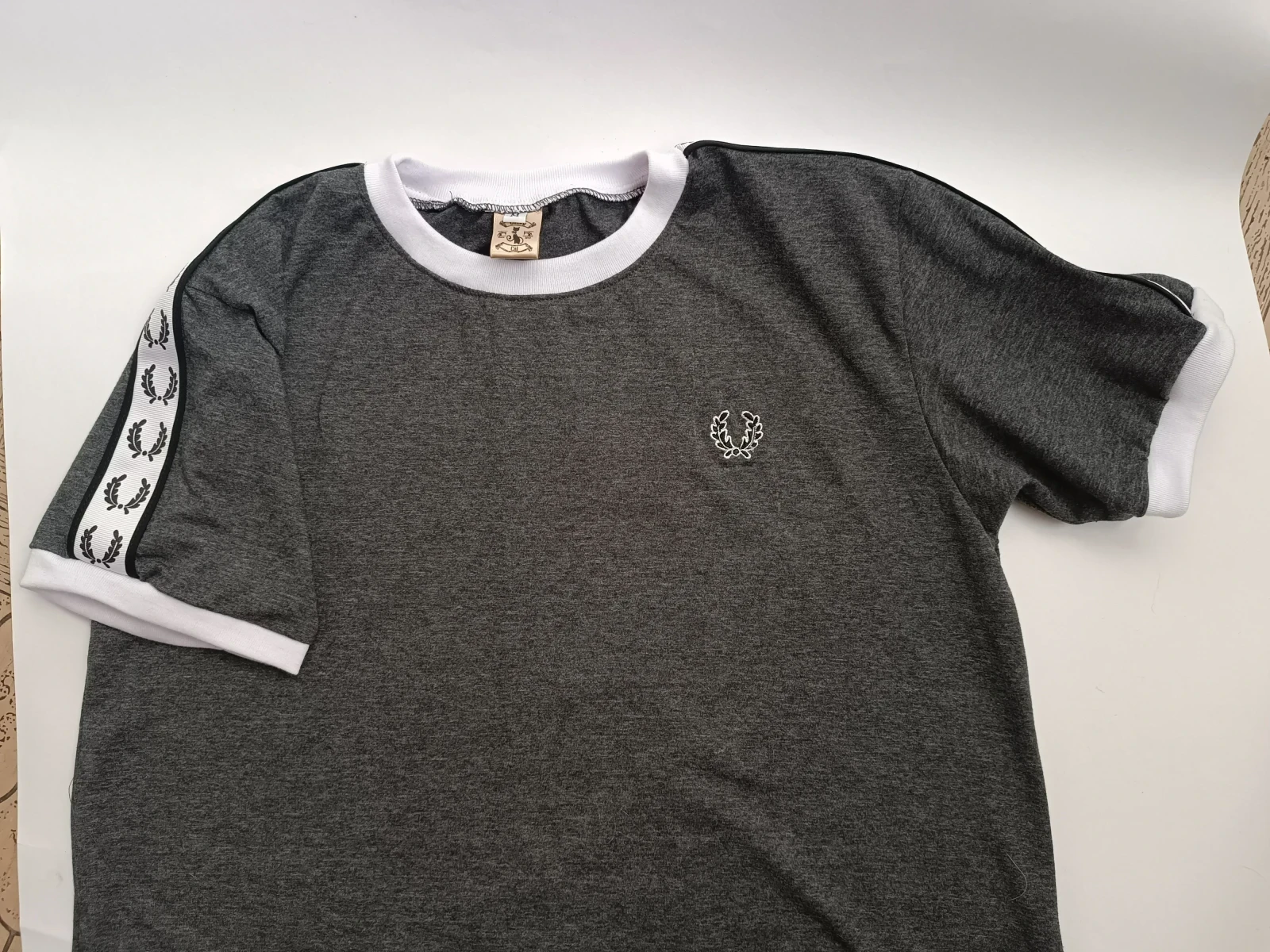 Camiseta gris en algodon con laureles  2
