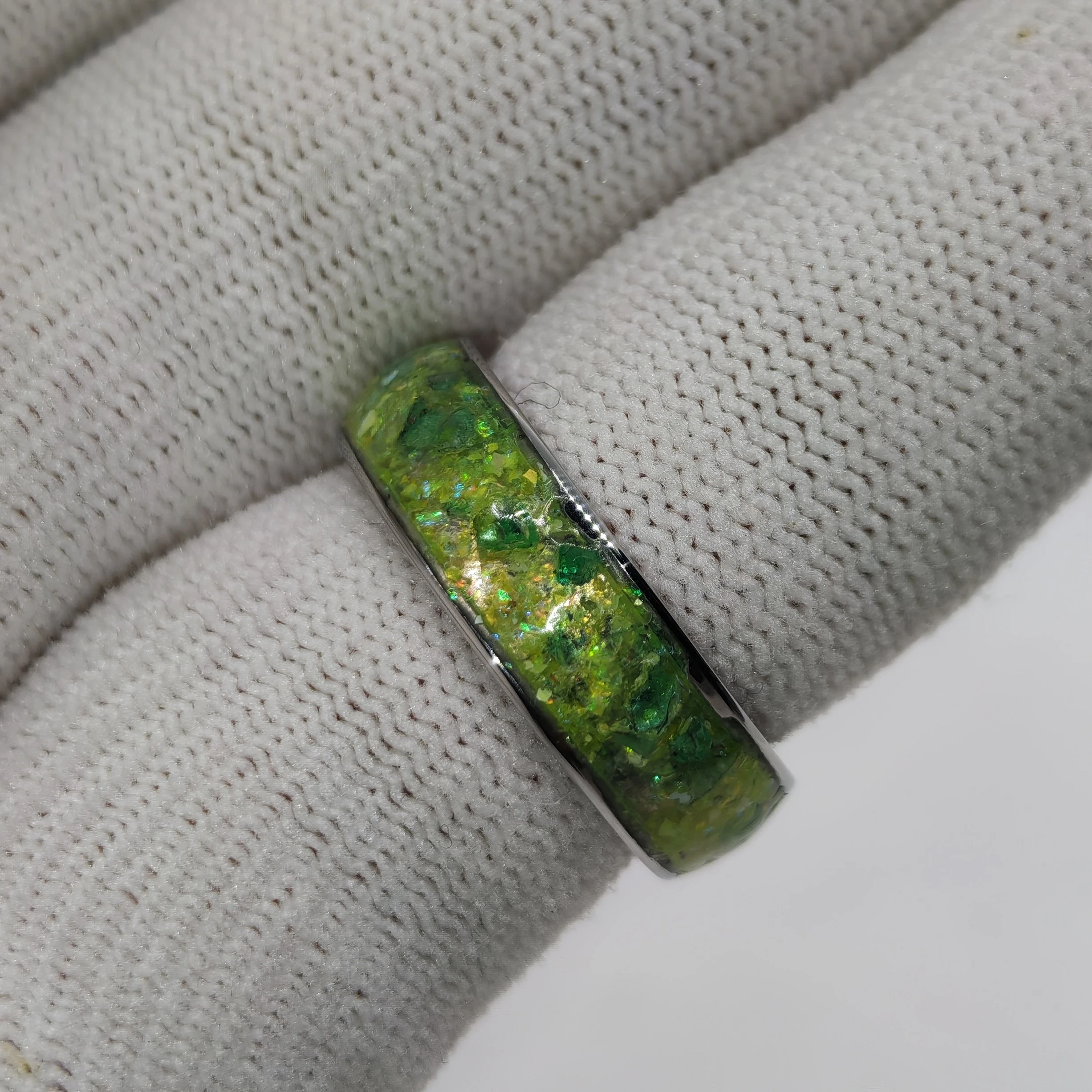 Anillo talla 6 con Esmeraldas y Destellos de Mica Verde Boreal 7