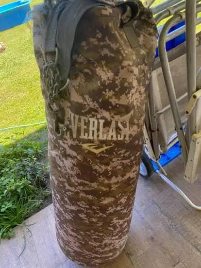 bolsa de boxeo everlast con detalle  en linga de soporte , con peso incluido