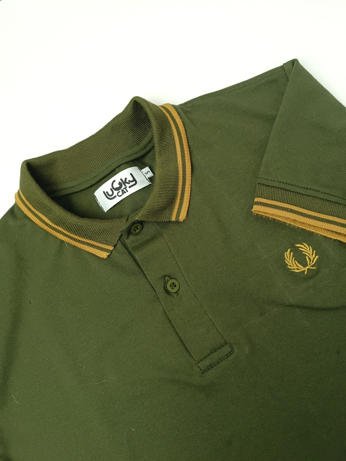 Camisa polo verde militar con lineas doradas 