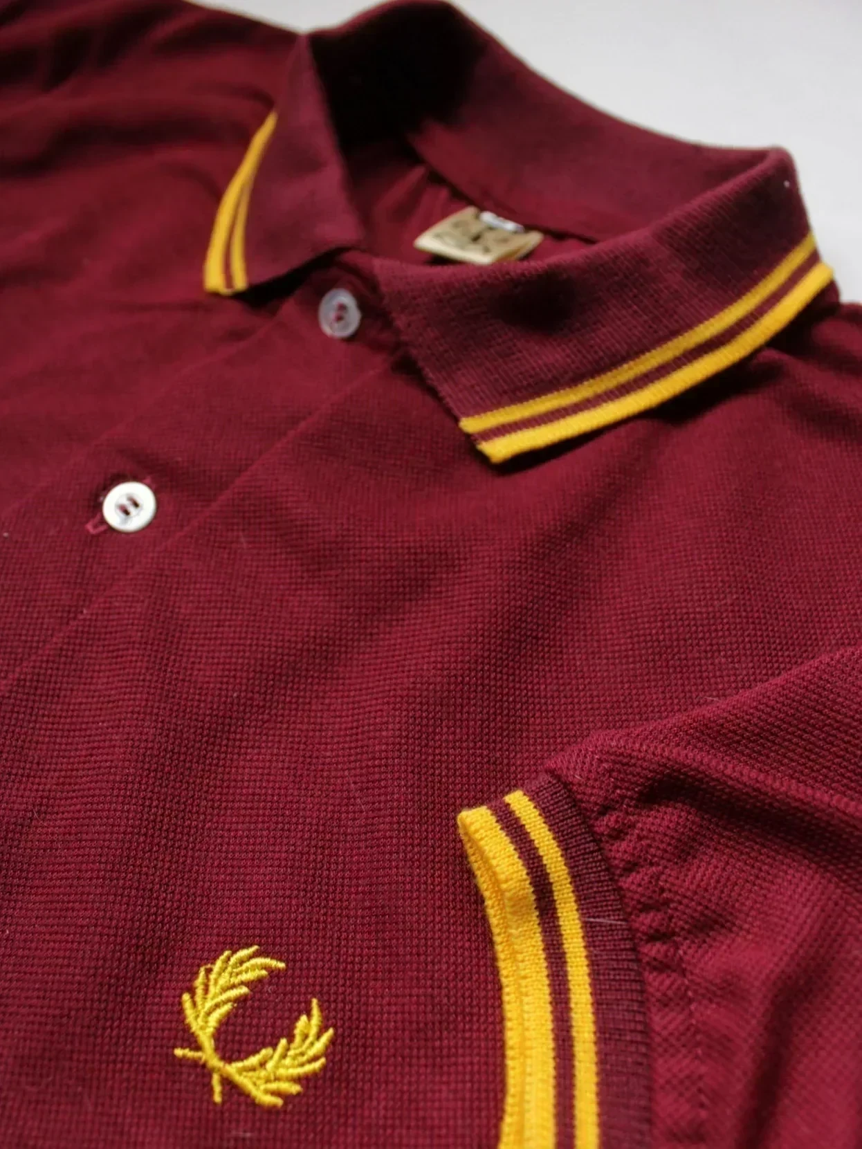 Camisa polo vinotinto com amarillo 2
