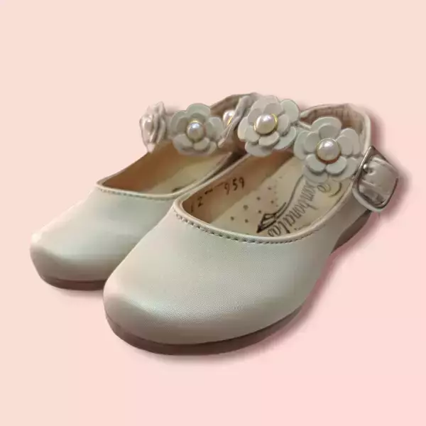 Zapatos para niña color café claro, con flores. 